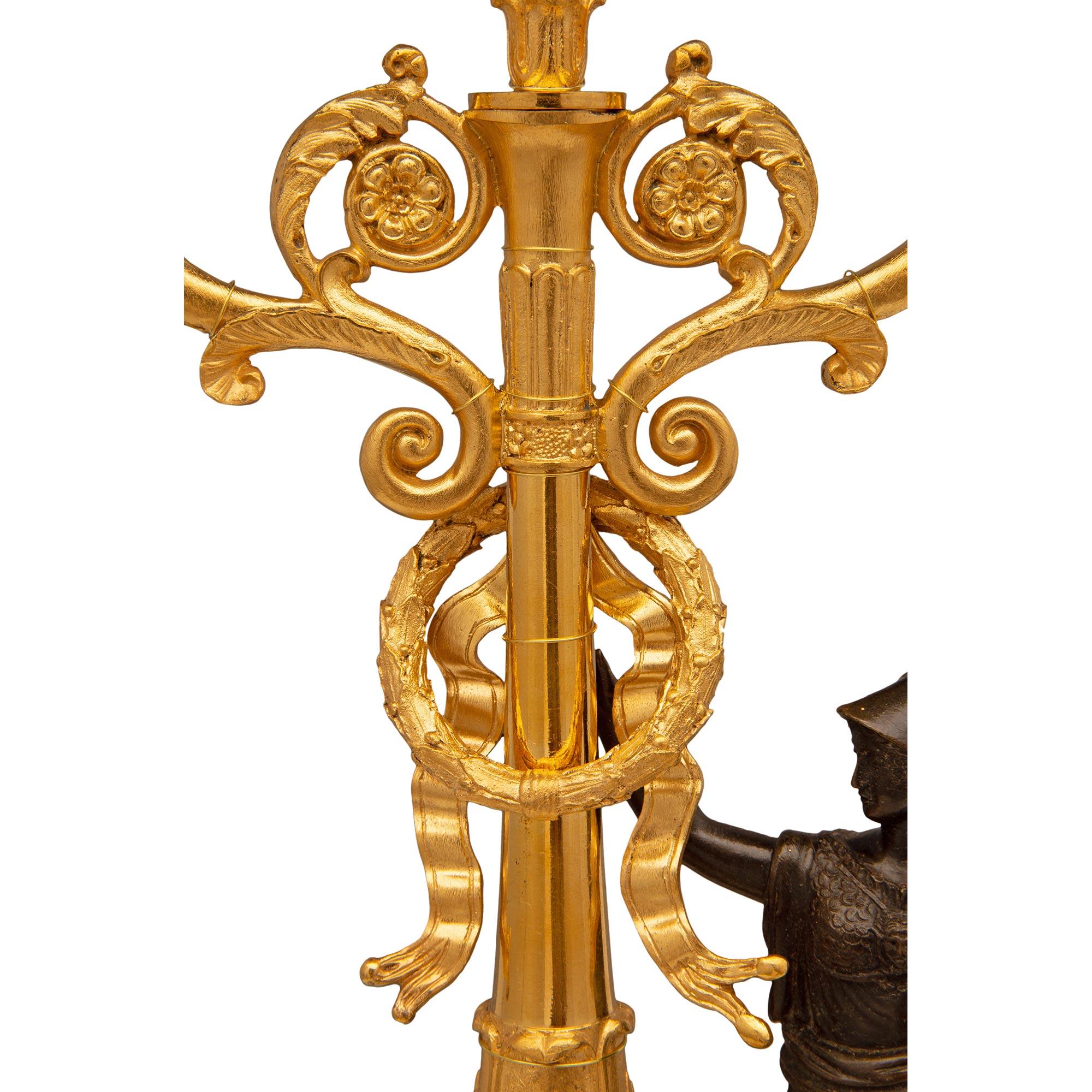 Paar französische neoklassizistische Lampen aus Goldbronze, Bronze und Marmor aus dem 19. Jahrhundert (Patiniert) im Angebot