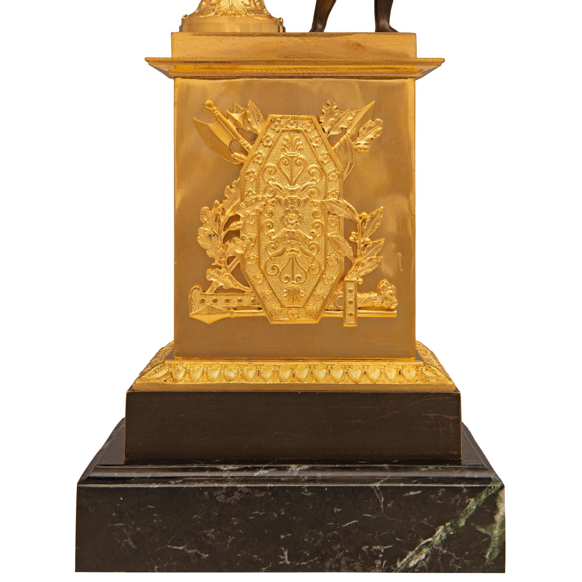 Paar französische neoklassizistische Lampen aus Goldbronze, Bronze und Marmor aus dem 19. Jahrhundert im Angebot 2