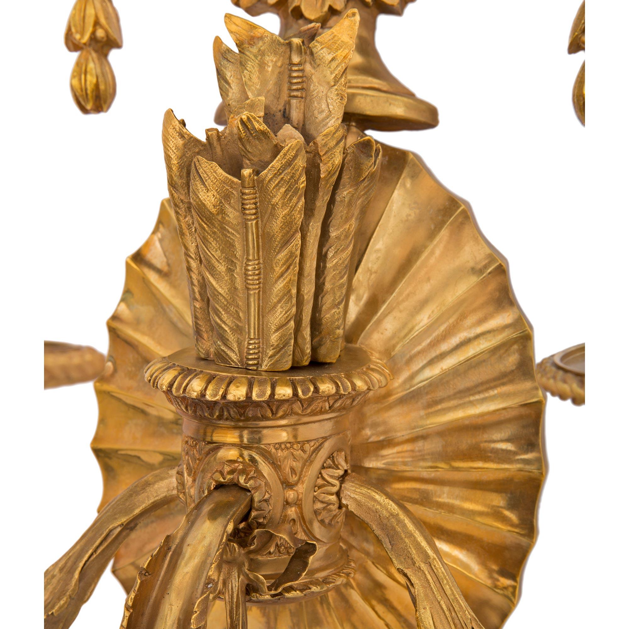 Paire d'appliques à trois bras en bronze doré de style néoclassique français du XIXe siècle Bon état - En vente à West Palm Beach, FL