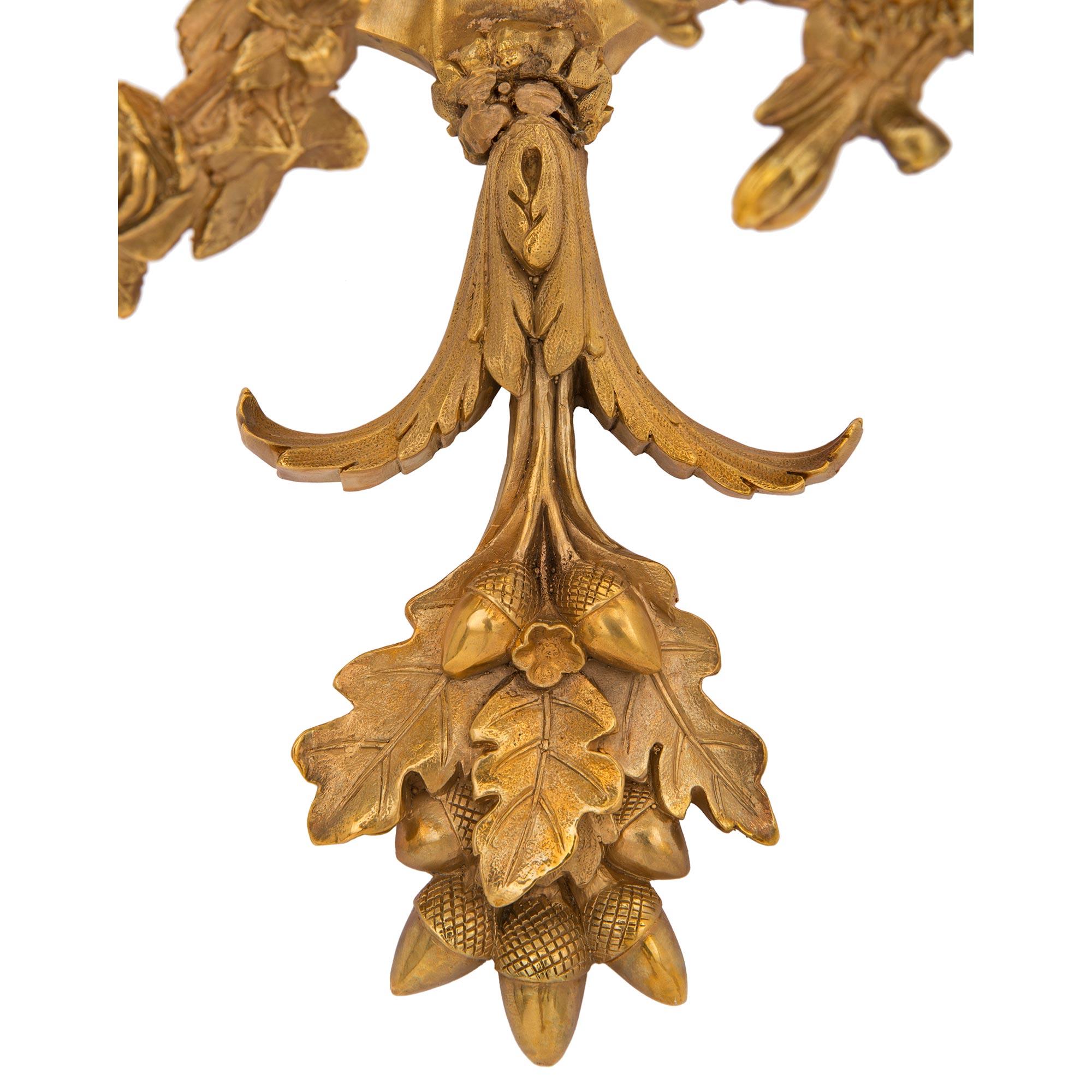 Zwei französische dreiarmige neoklassizistische Goldbronze-Wandleuchter aus dem 19. Jahrhundert im Angebot 2