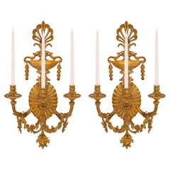 Paire d'appliques à trois bras en bronze doré de style néoclassique français du XIXe siècle