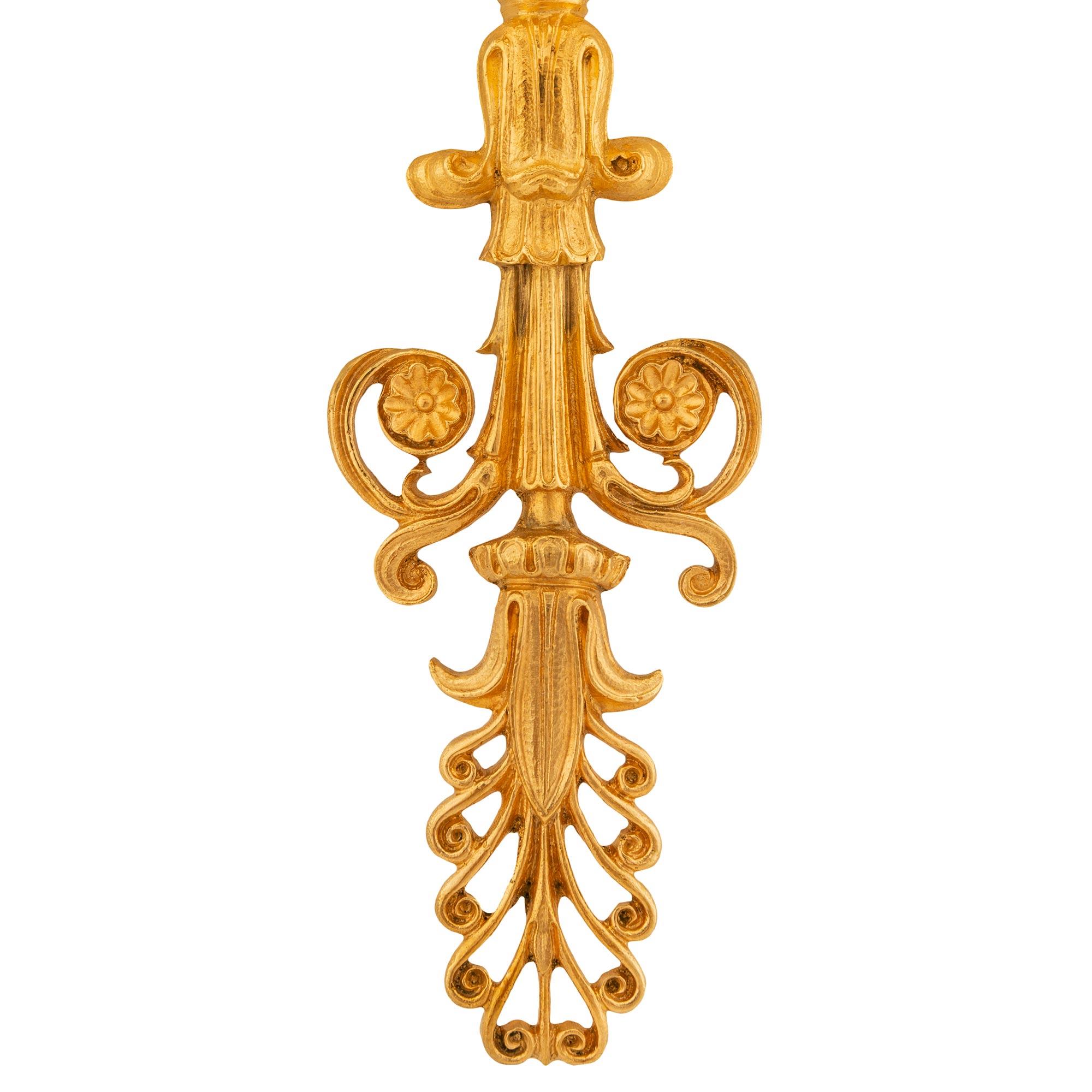 Paire d'appliques néoclassiques françaises du 19ème siècle en bronze patiné et bronze doré en vente 1
