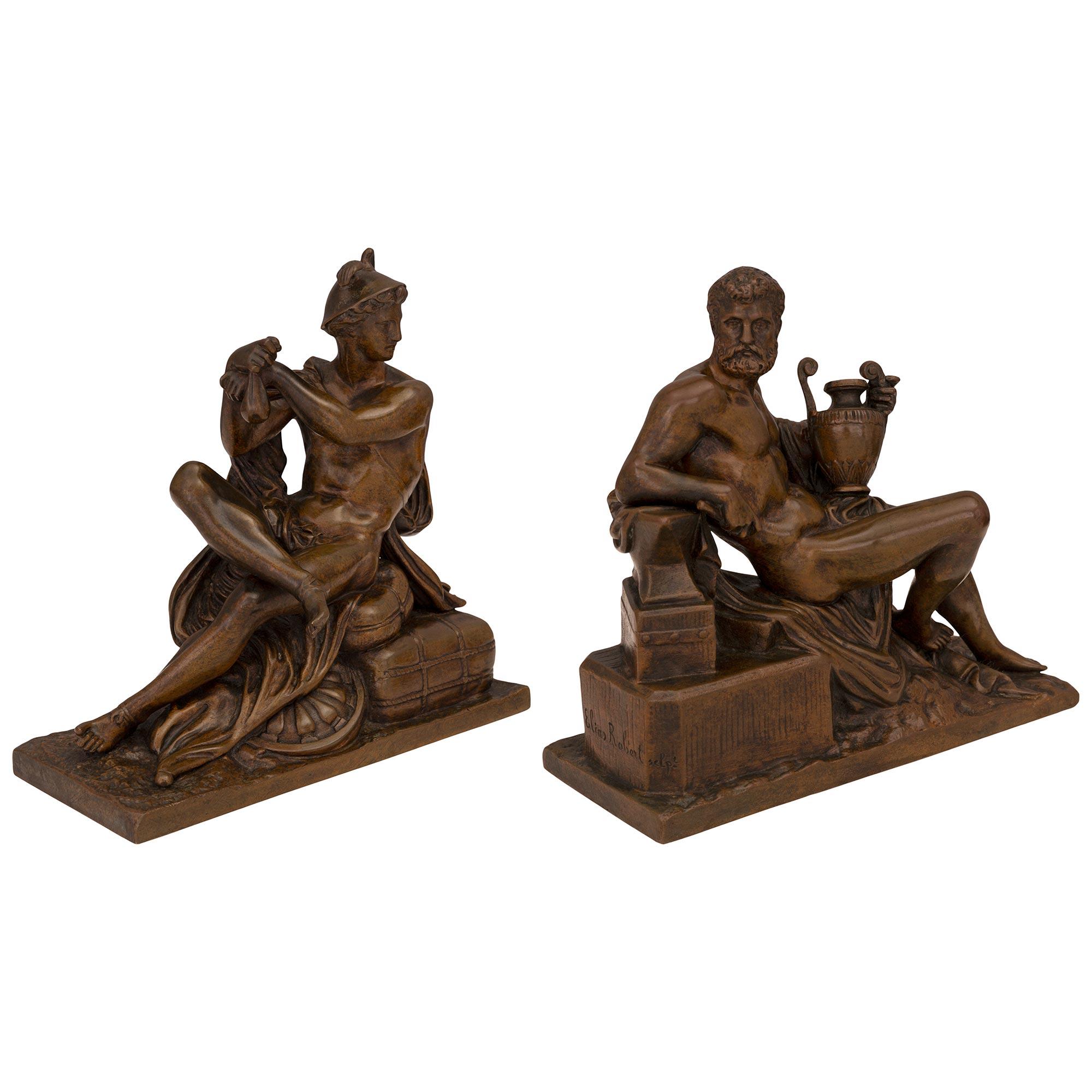 Ein prächtiges und echtes Paar französischer neoklassizistischer, patinierter Bronzestatuen des Hermes und eines Edelmannes aus dem 19. Jahrhundert, signiert und gestempelt von Susse Frères und Elias Roberts. Jede Statue steht auf einem rechteckigen