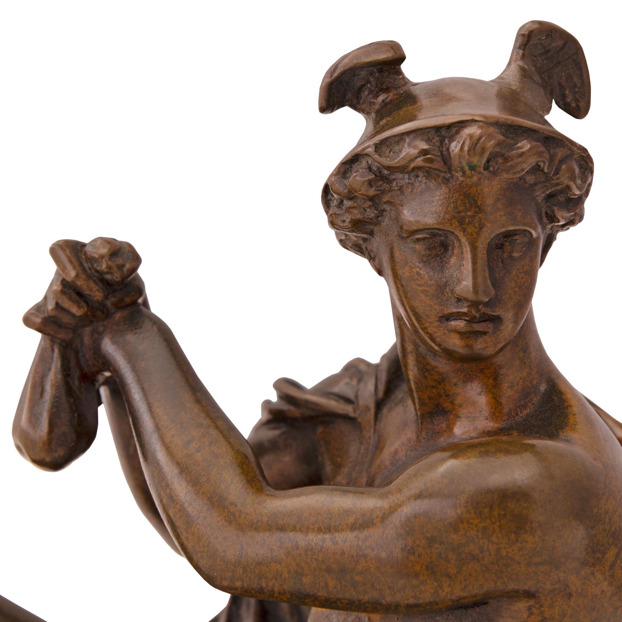Francese Coppia di statue neoclassiche francesi del XIX secolo in bronzo patinato in vendita