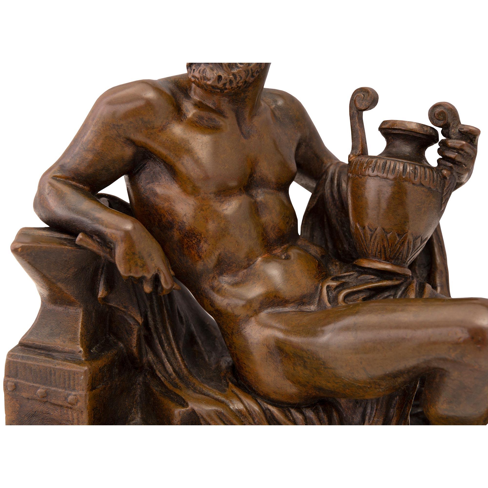 Paar französische Statuen aus patinierter Bronze im neoklassischen Stil des 19. Jahrhunderts im Angebot 1