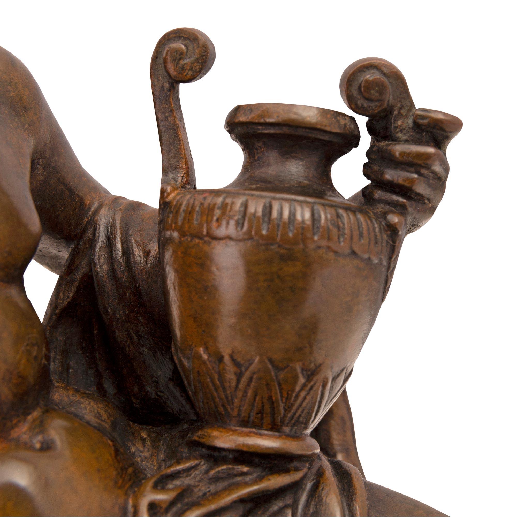 Paire de statues françaises en bronze patiné de style néoclassique du XIXe siècle en vente 1
