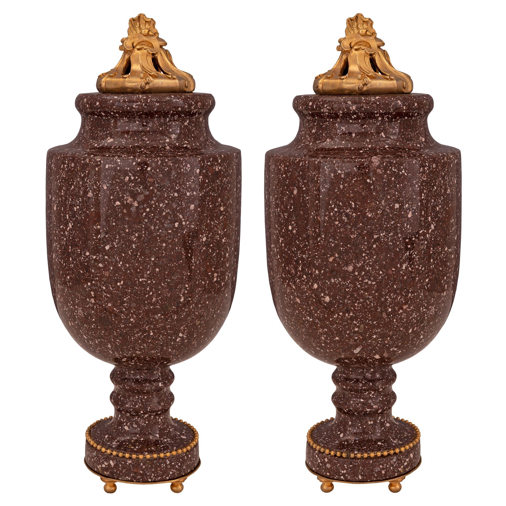 Paar französische neoklassizistische Urnen aus Porphyr und Goldbronze mit Deckel aus dem 19. Jahrhundert