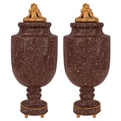 Paar französische neoklassizistische Urnen aus Porphyr und Goldbronze mit Deckel aus dem 19. Jahrhundert
