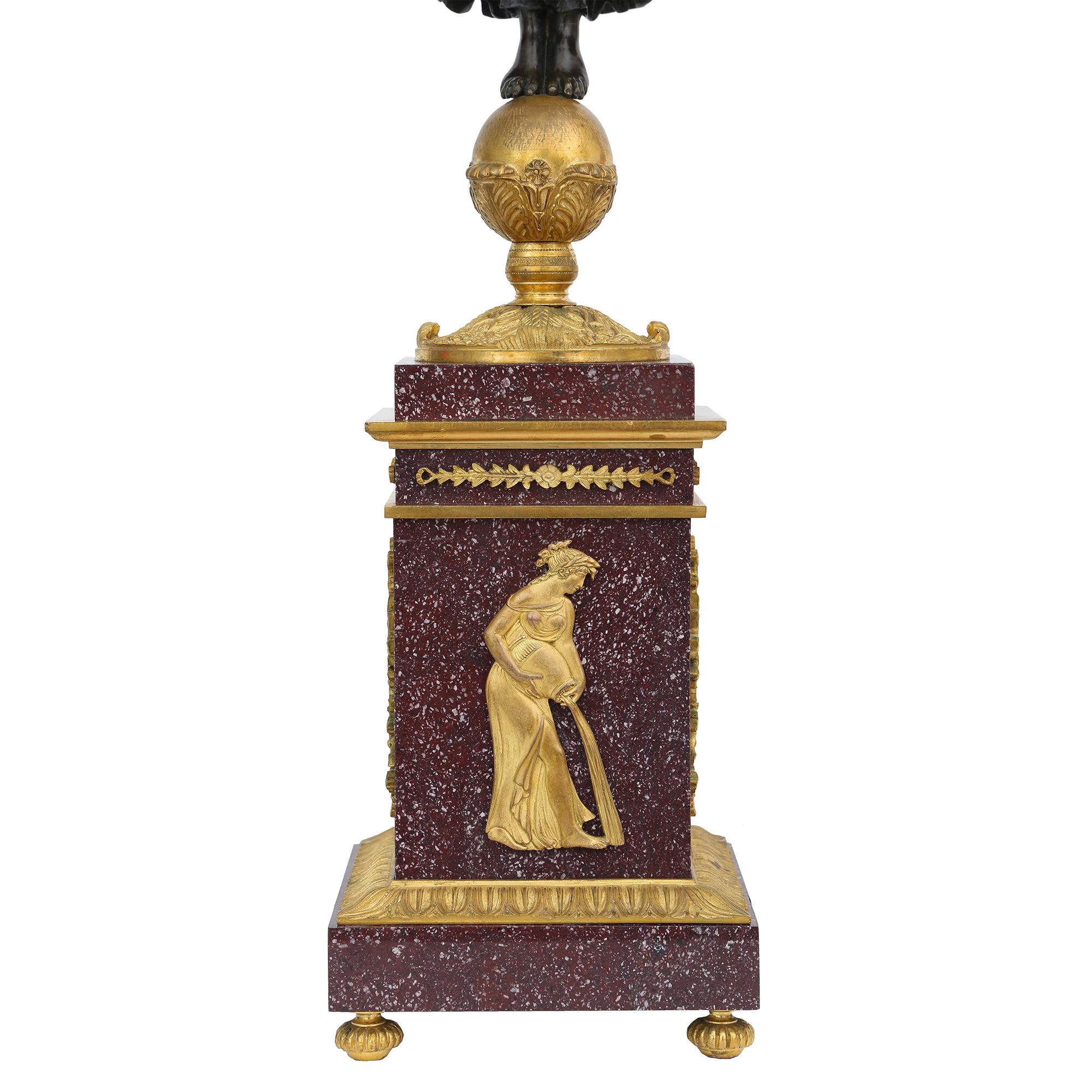 Paar französische Kandelaber im neoklassischen Stil des 19. Jahrhunderts, Aux Victoires im Angebot 1