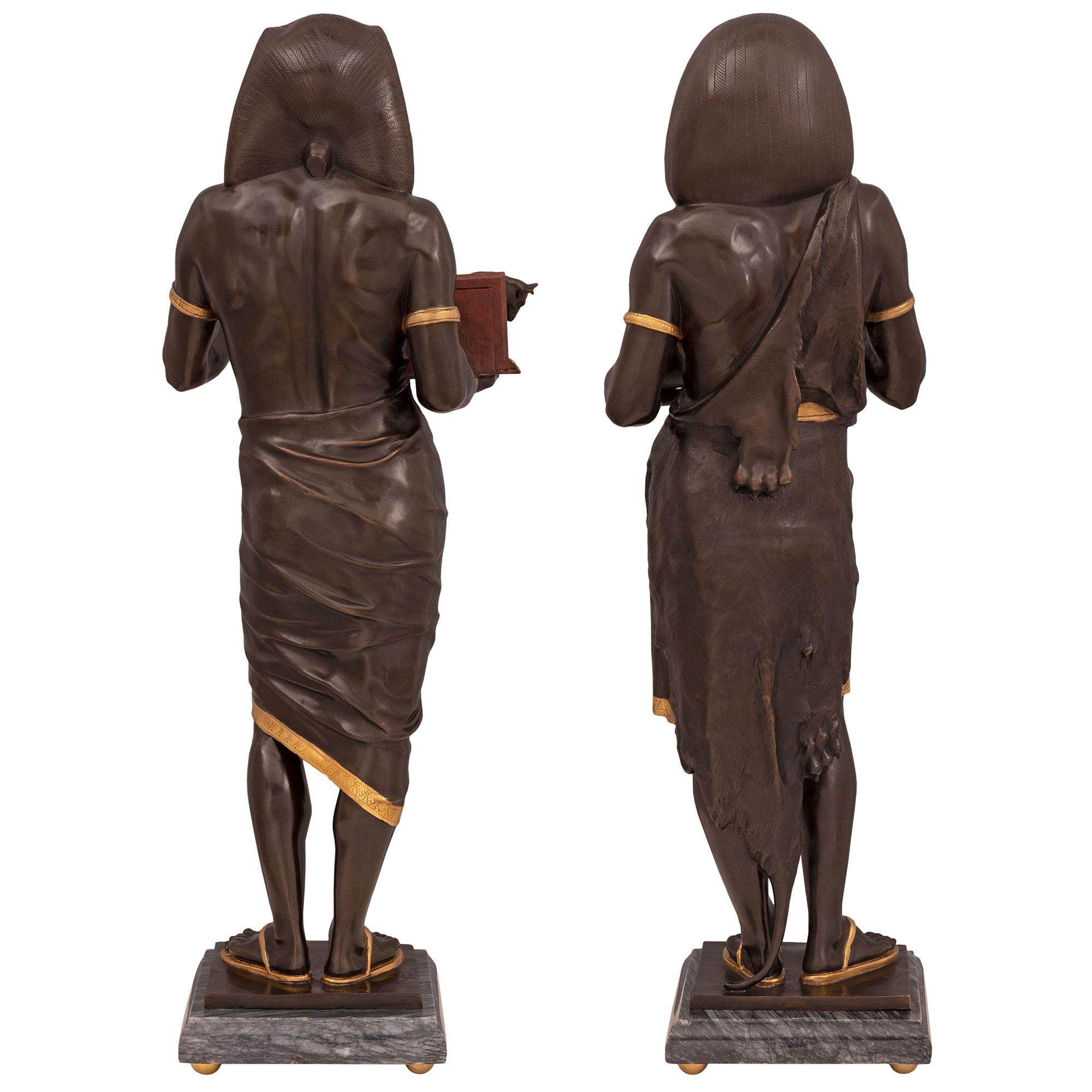 Français Paire de statues françaises de style néoclassique du XIXe siècle de style néoclassique égyptien en vente