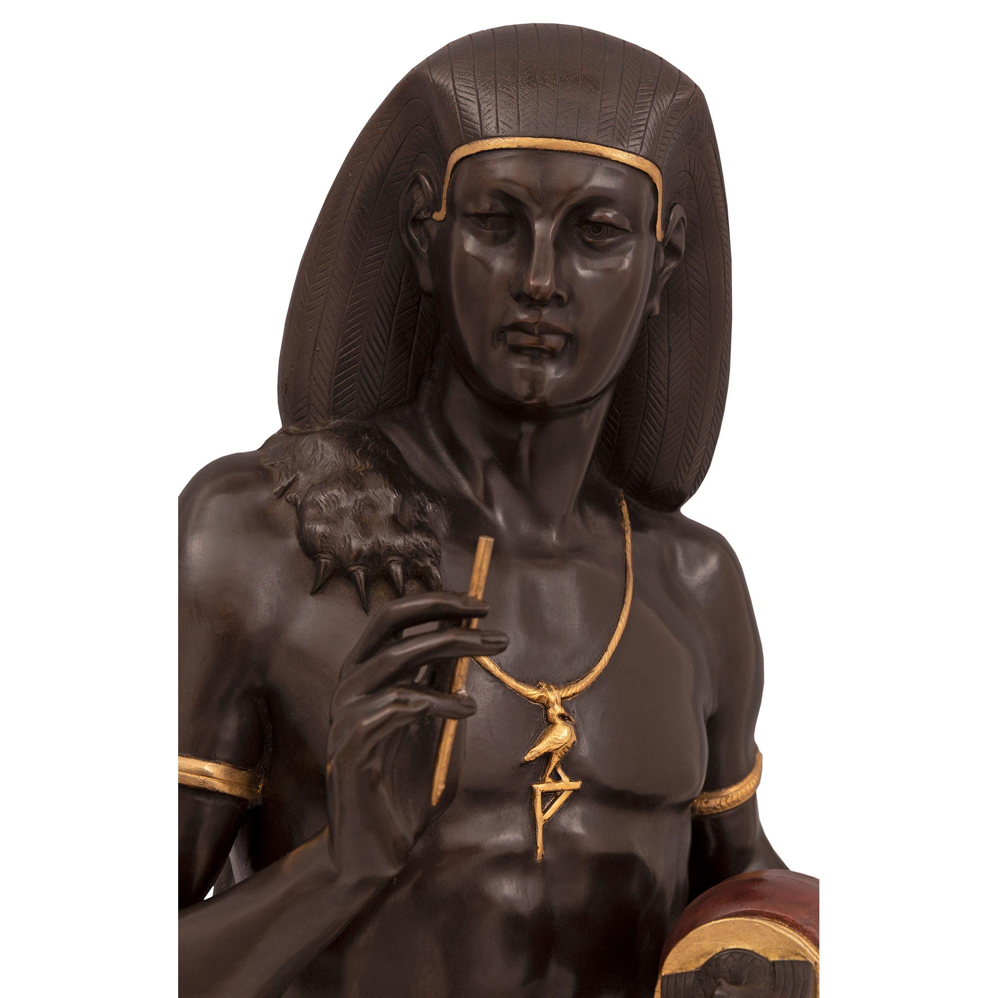 Patiné Paire de statues françaises de style néoclassique du XIXe siècle de style néoclassique égyptien en vente