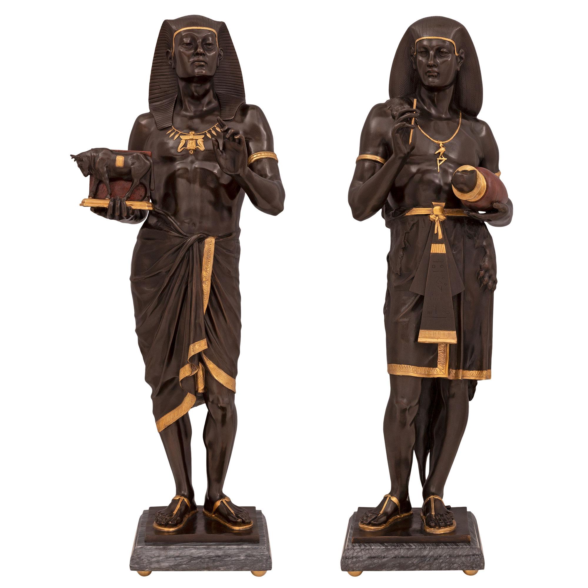 Paar französische Statuen im neoklassischen Stil der Ägyptischen Wiedergeburt des 19. Jahrhunderts