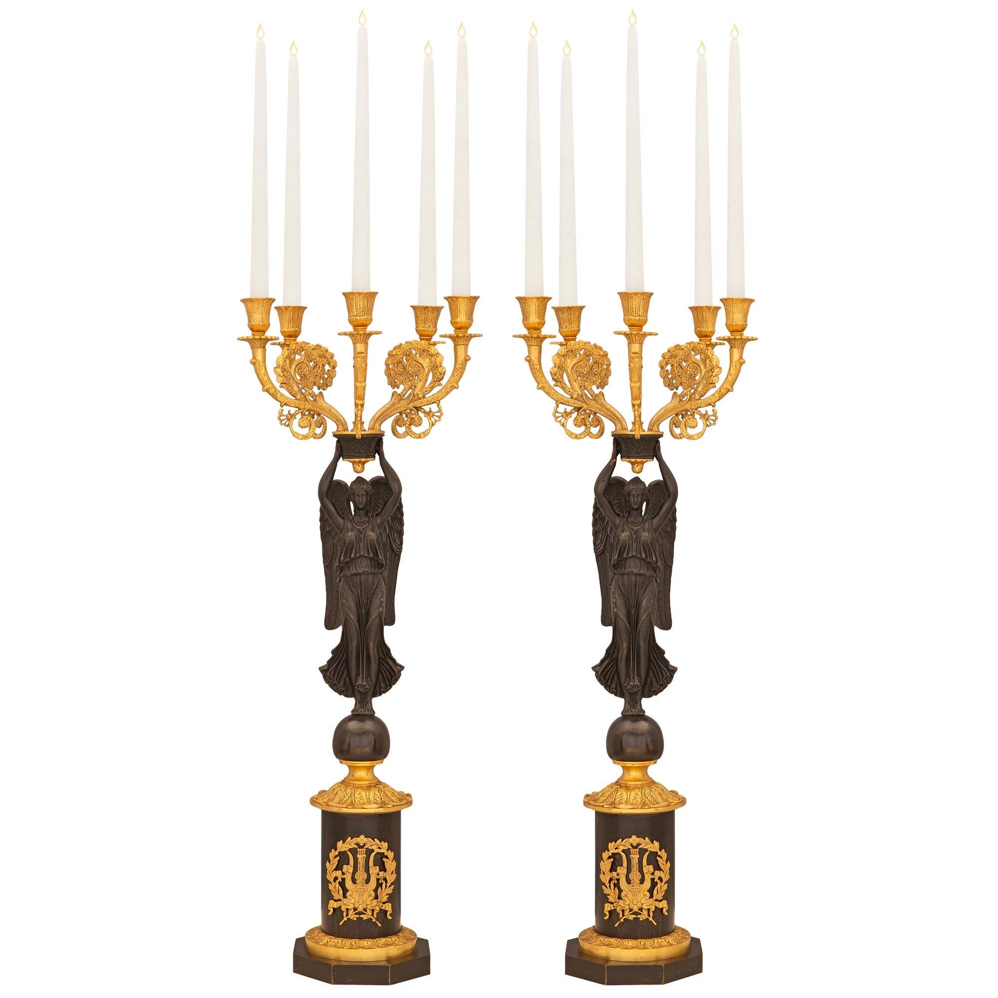 Paire de candélabres à cinq bras de style néoclassique français du XIXe siècle en vente 4