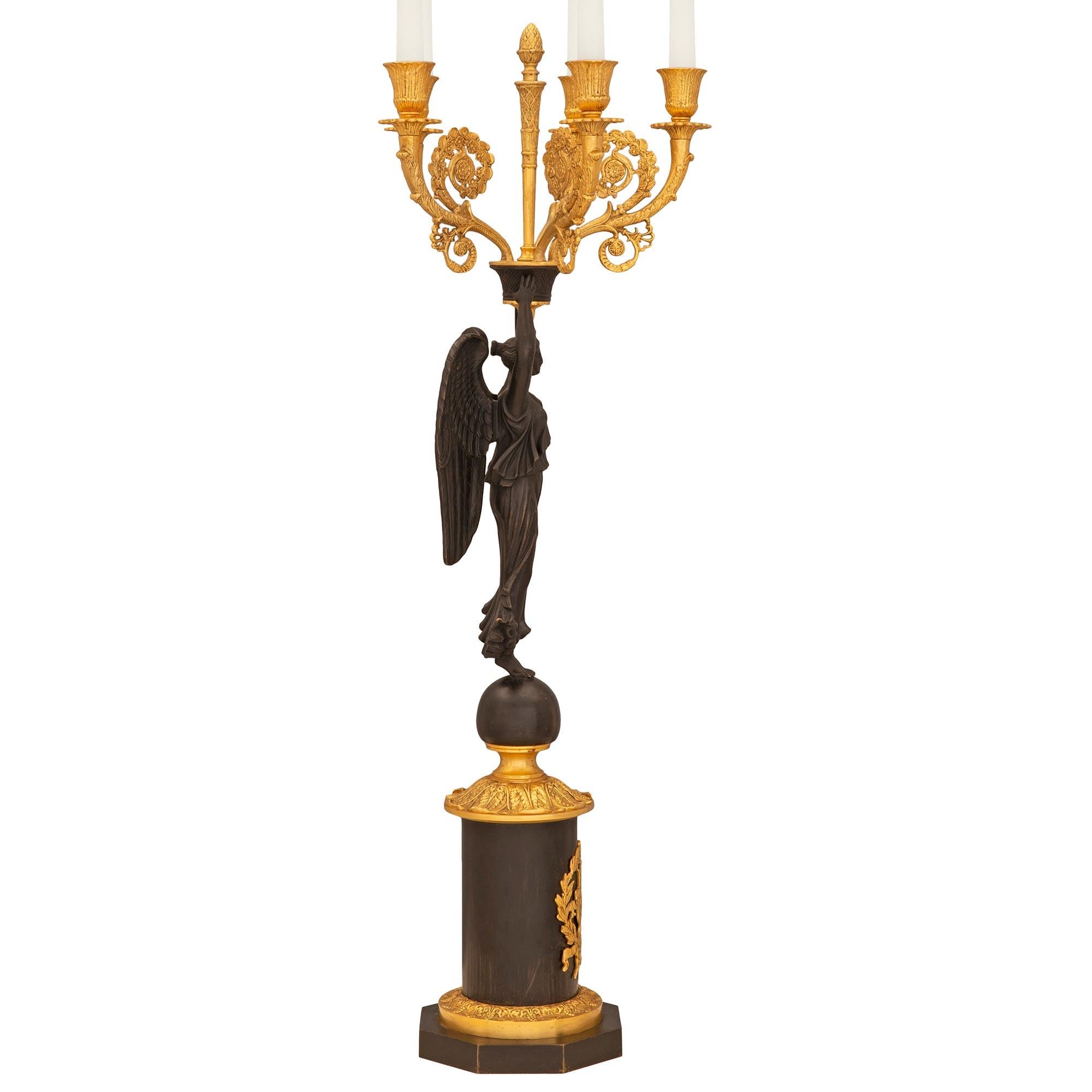 Néoclassique Paire de candélabres à cinq bras de style néoclassique français du XIXe siècle en vente