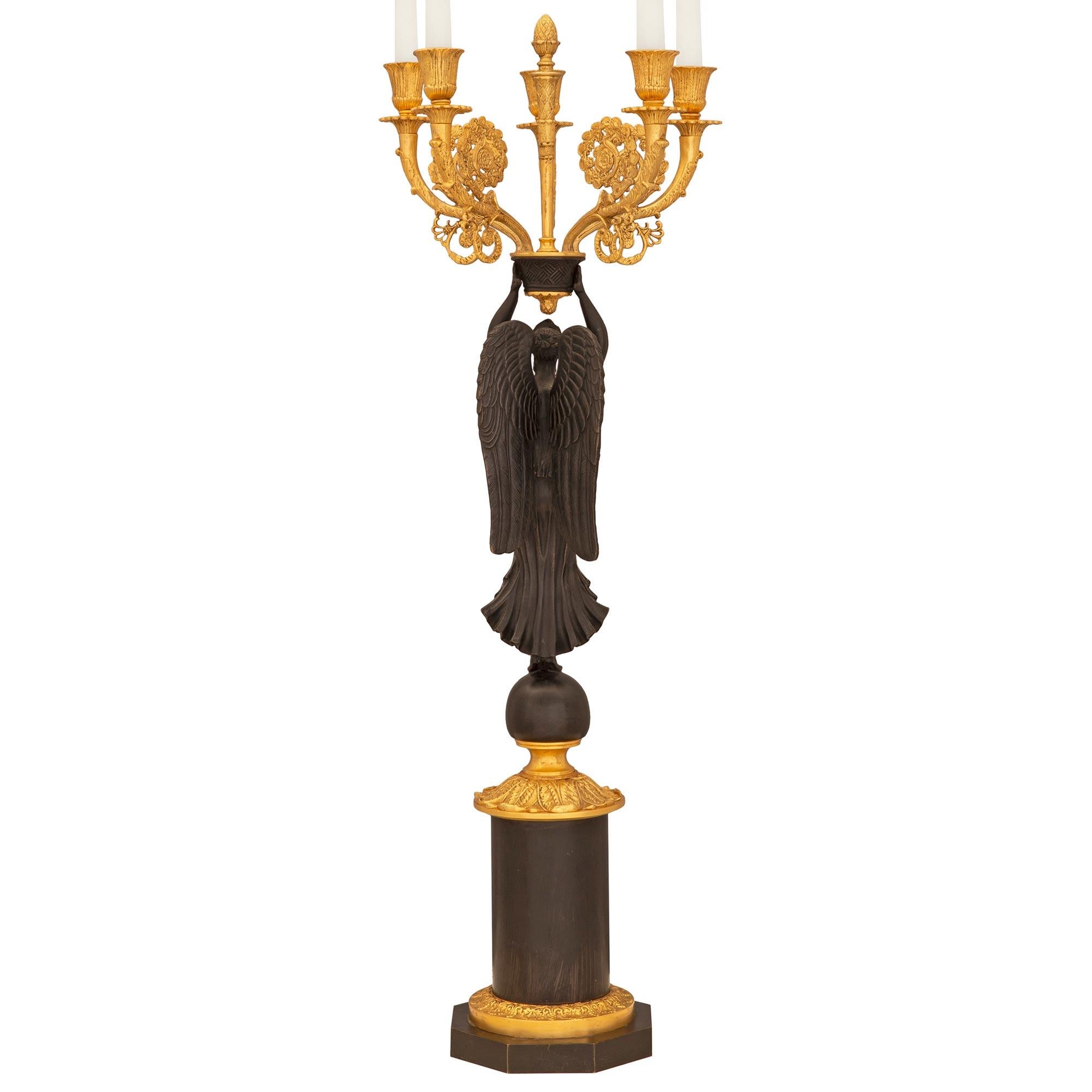 Français Paire de candélabres à cinq bras de style néoclassique français du XIXe siècle en vente