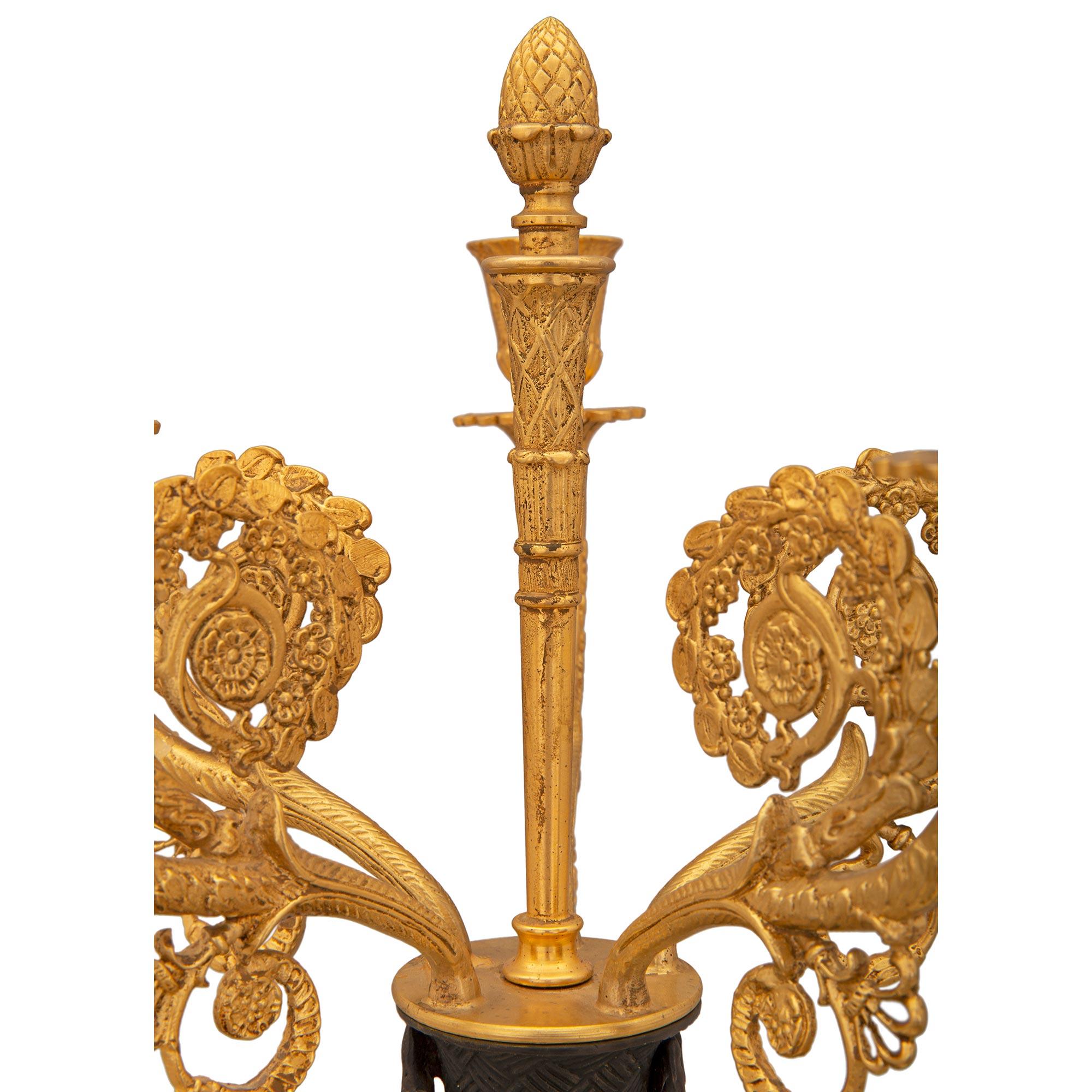 Patiné Paire de candélabres à cinq bras de style néoclassique français du XIXe siècle en vente