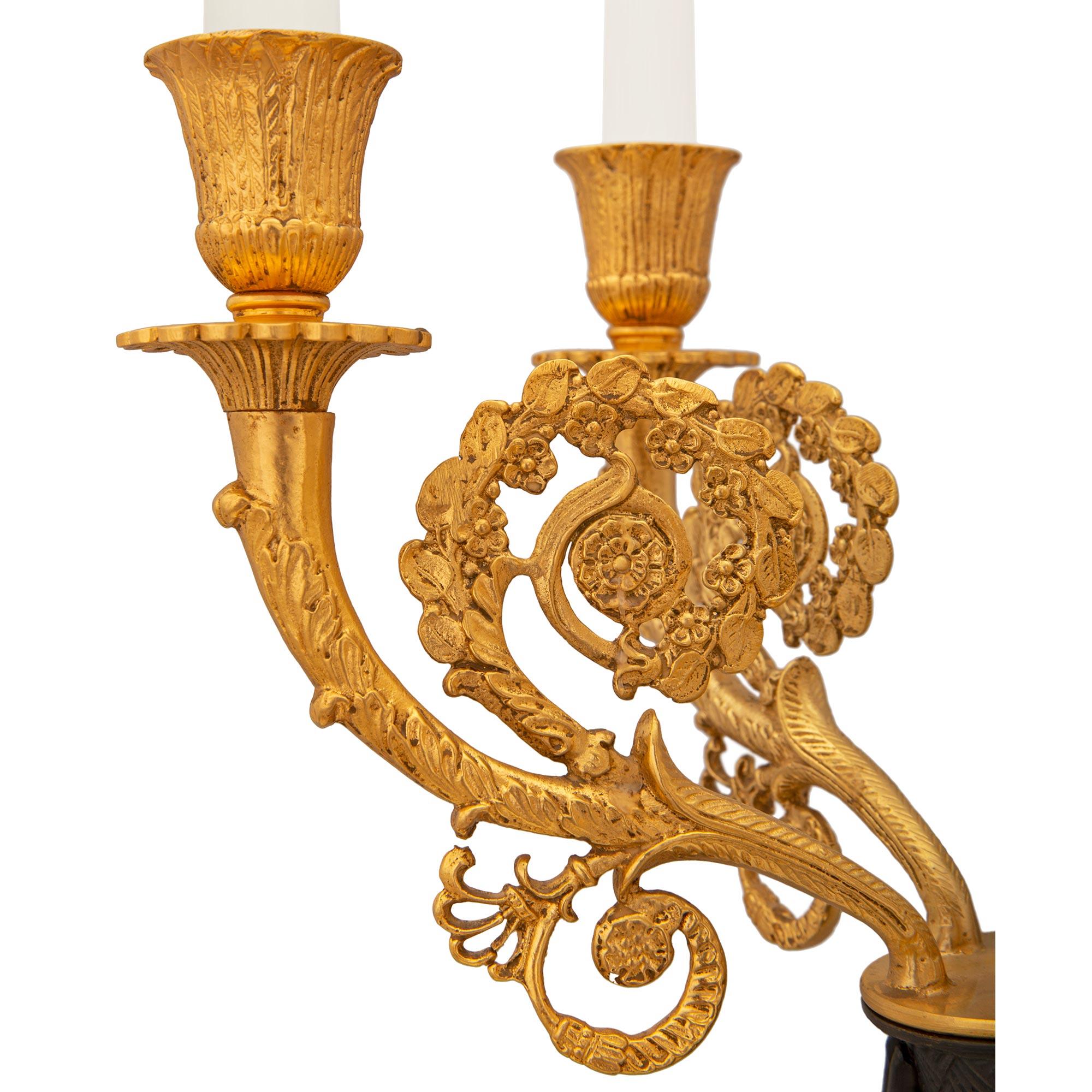 Paire de candélabres à cinq bras de style néoclassique français du XIXe siècle Bon état - En vente à West Palm Beach, FL