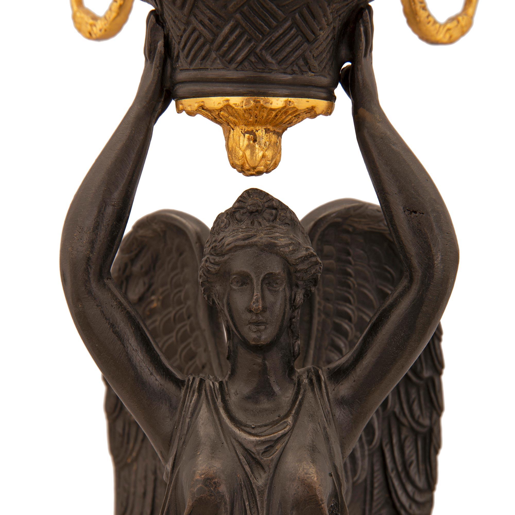 Paar französische fünfarmige Kandelaber im neoklassischen Stil des 19. Jahrhunderts (Bronze) im Angebot