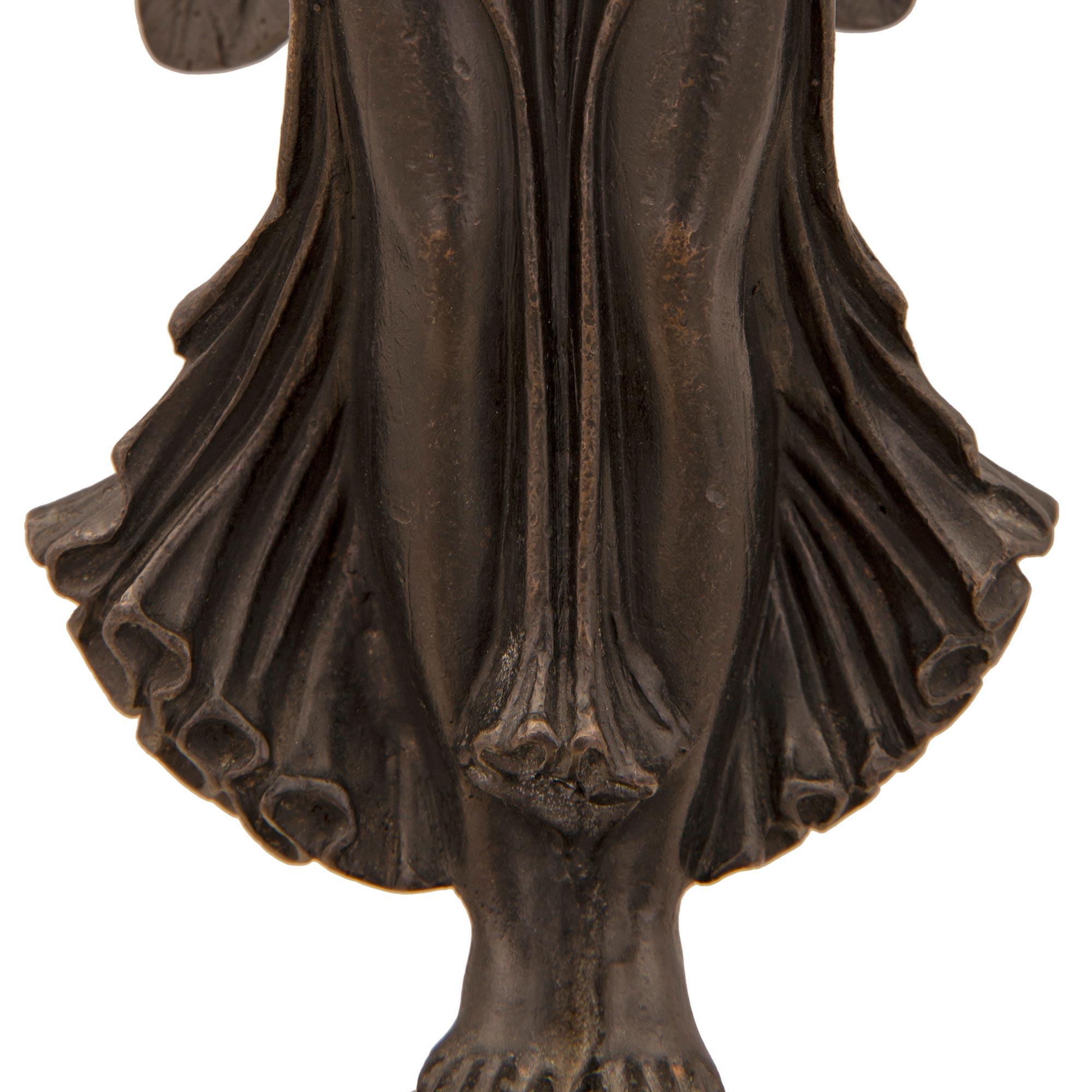 Paire de candélabres à cinq bras de style néoclassique français du XIXe siècle en vente 1