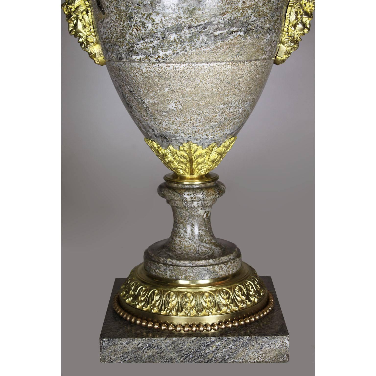 Zwei französische Urnenlampen aus vergoldeter Bronze und Marmor im neoklassischen Stil des 19. Jahrhunderts im Zustand „Gut“ im Angebot in Los Angeles, CA