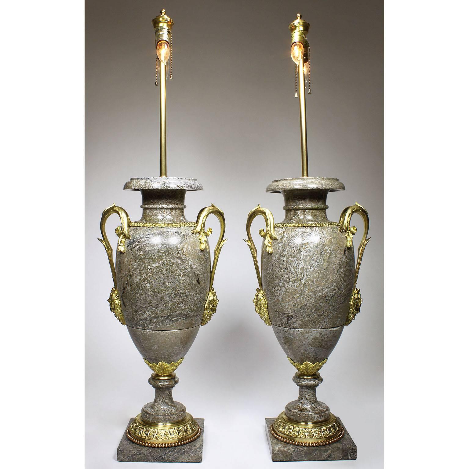 Zwei französische Urnenlampen aus vergoldeter Bronze und Marmor im neoklassischen Stil des 19. Jahrhunderts im Angebot 1