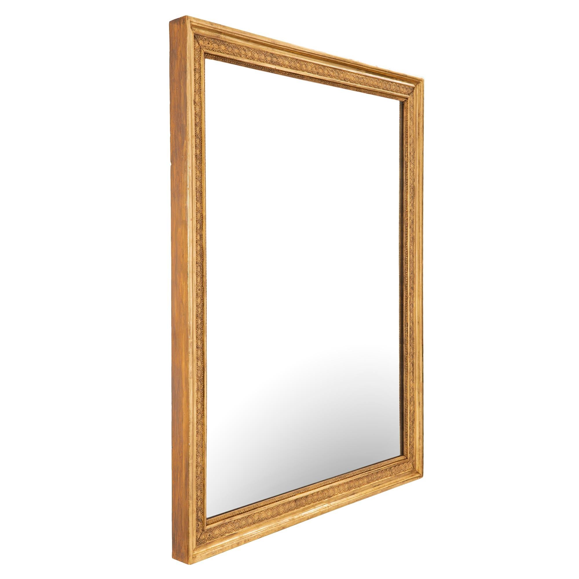 Une paire très élégante de miroirs en bois doré de style néo-classique français du XIXe siècle. Les plaques de miroir sont encadrées dans un fin motif Cœur de Rai avec des couronnes de laurier imbriquées qui s'étendent le long de la bordure