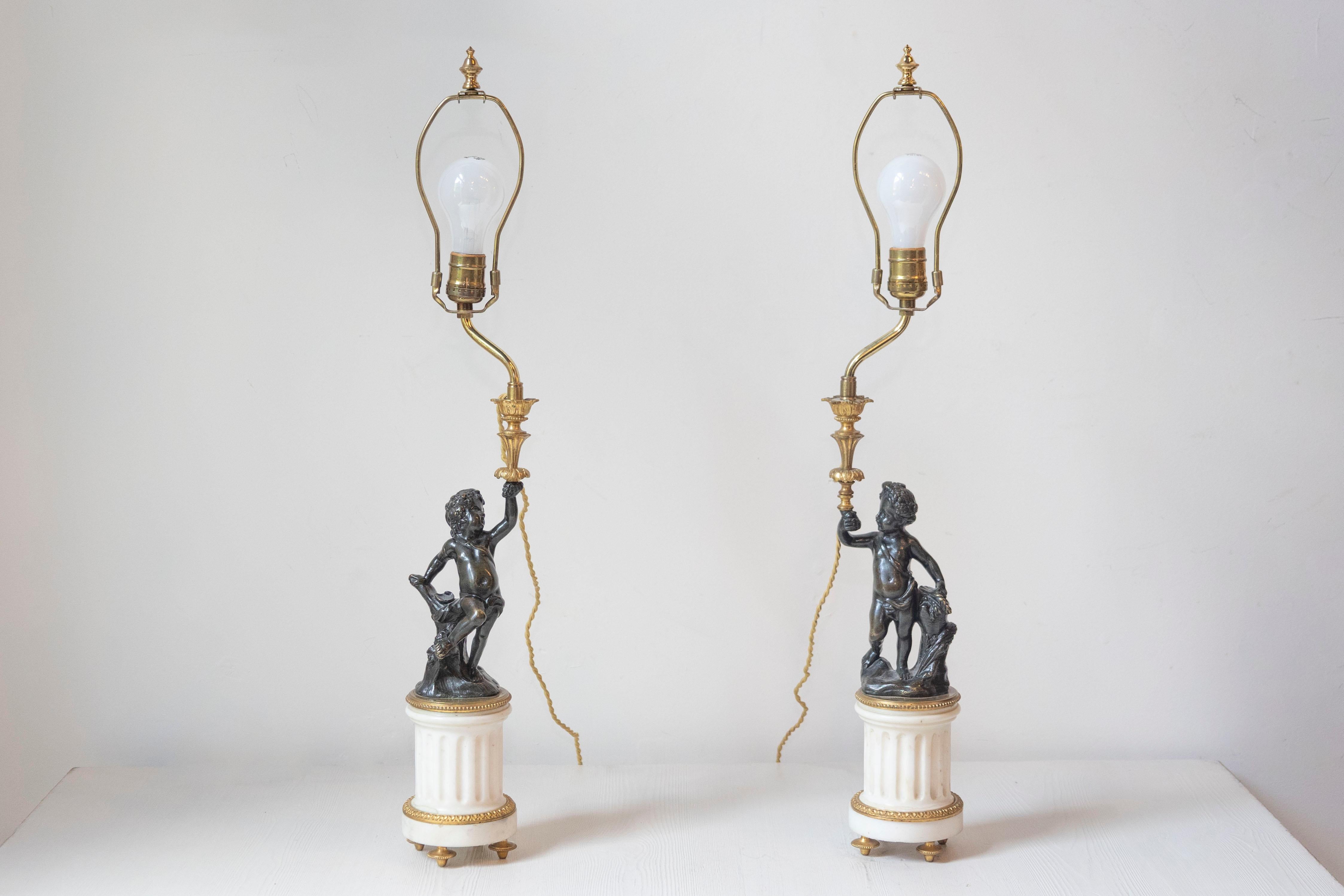Coppia di lampade a putti in marmo e bronzo in stile neoclassico francese del XIX secolo in vendita 5