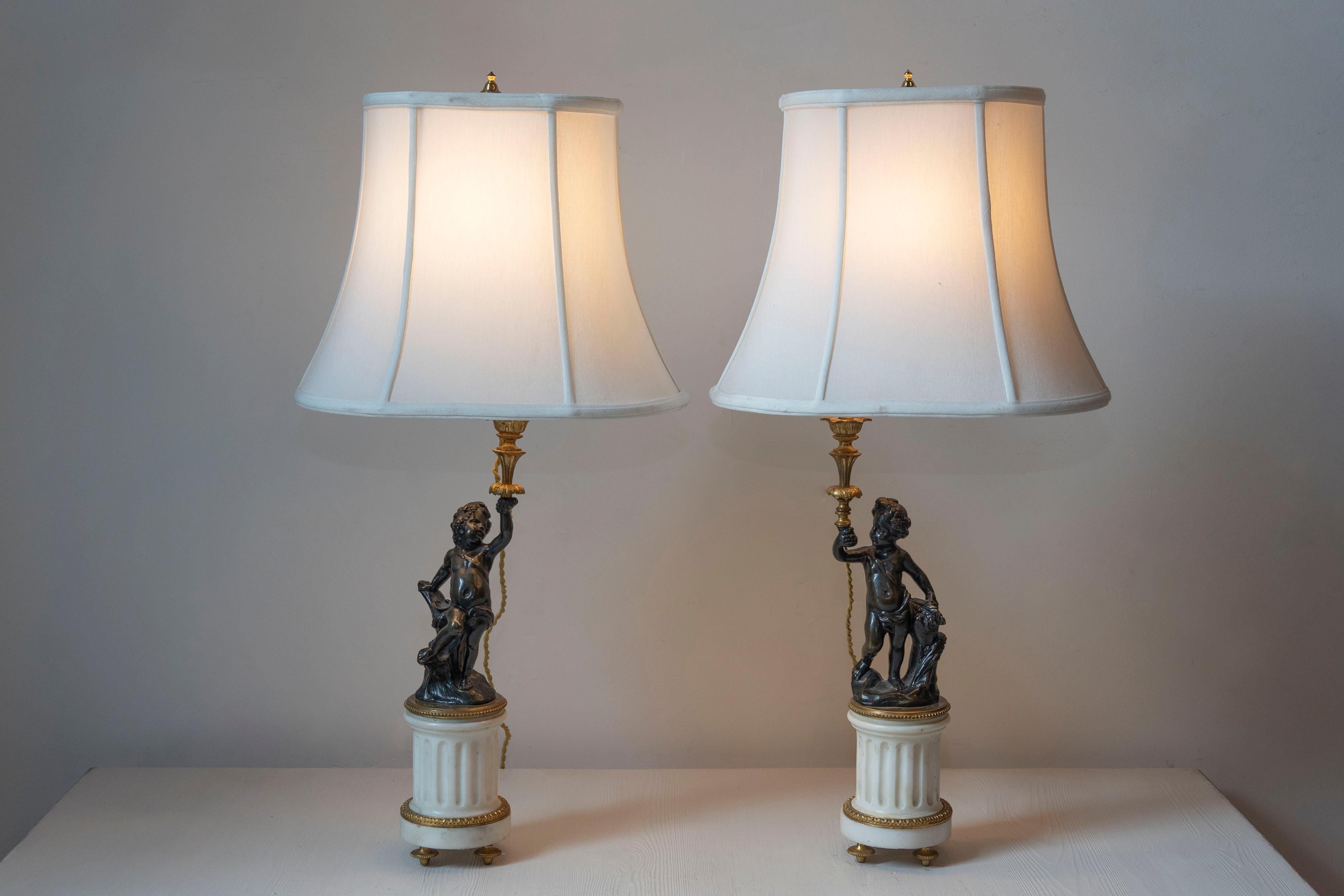 Neoclassico Coppia di lampade a putti in marmo e bronzo in stile neoclassico francese del XIX secolo in vendita
