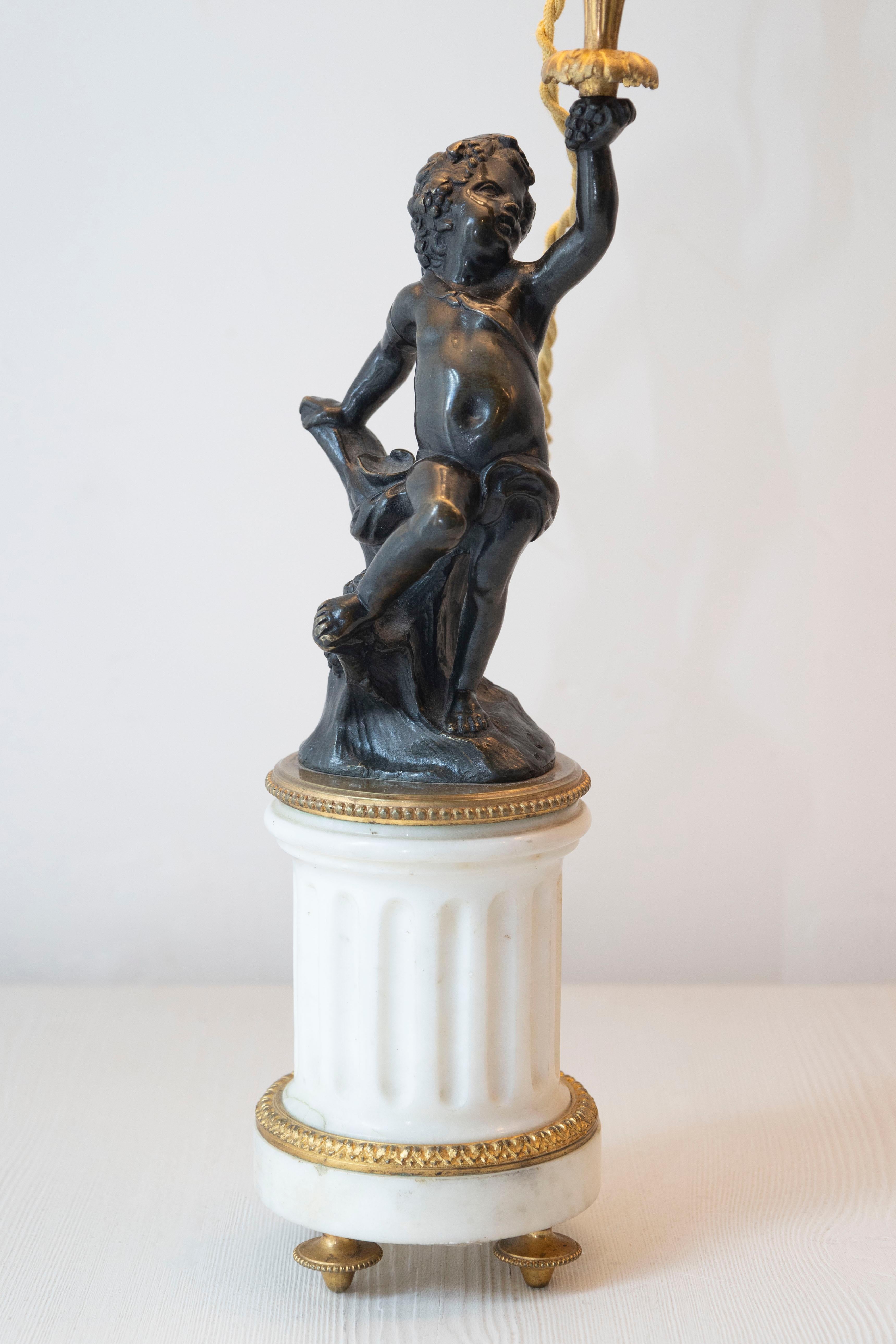 Francese Coppia di lampade a putti in marmo e bronzo in stile neoclassico francese del XIX secolo in vendita