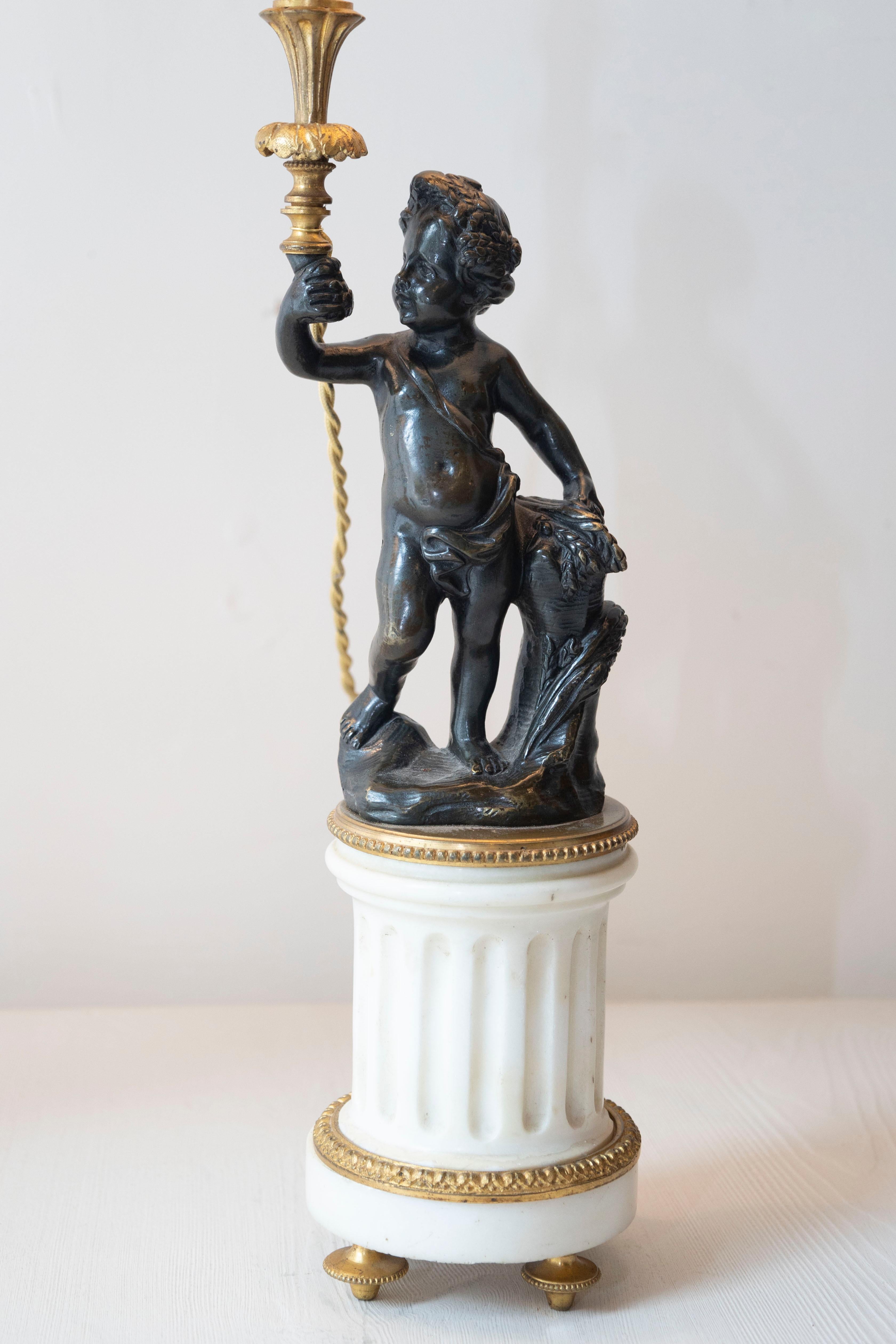 Coppia di lampade a putti in marmo e bronzo in stile neoclassico francese del XIX secolo In condizioni buone in vendita a Atlanta, GA