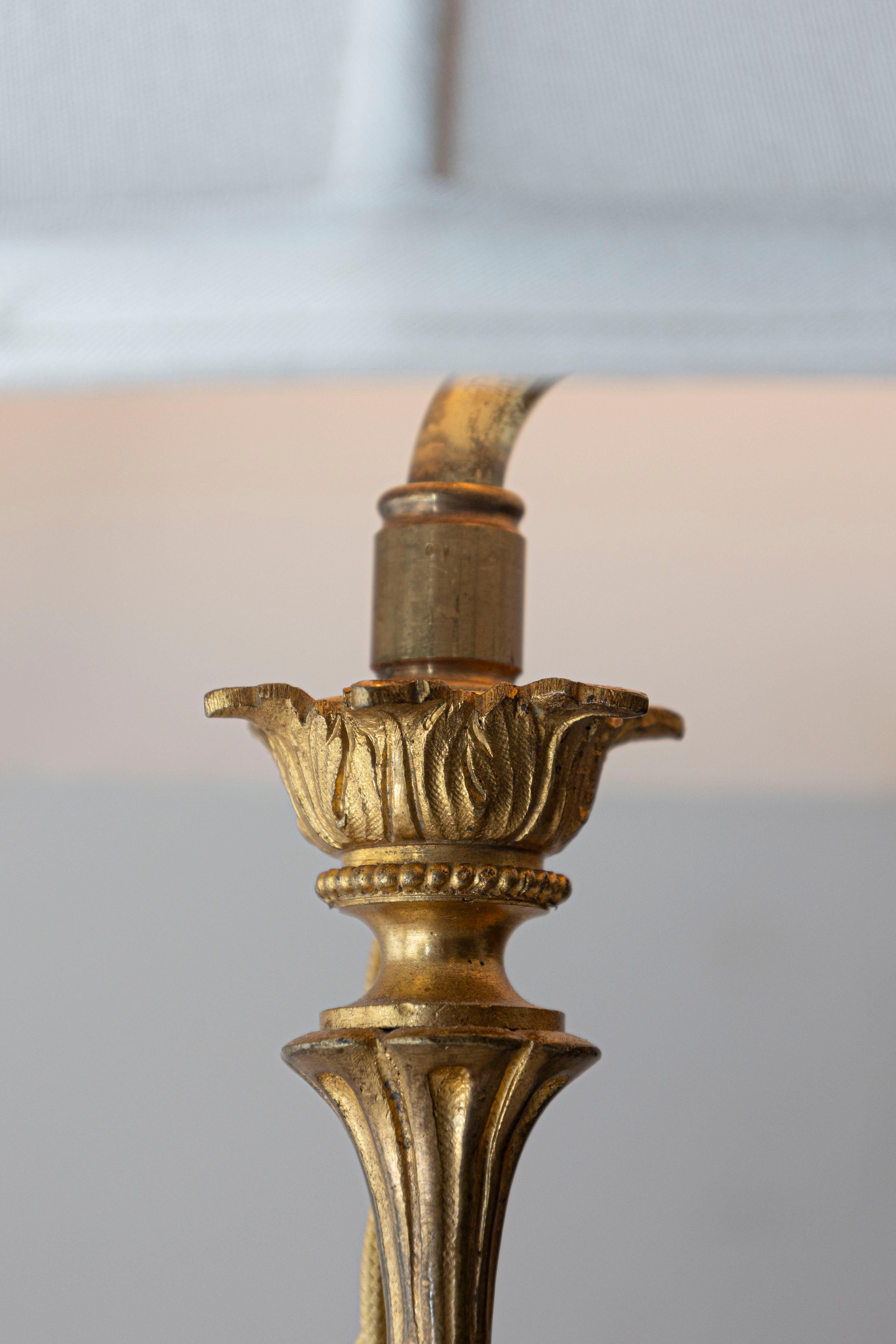 Bronzo Coppia di lampade a putti in marmo e bronzo in stile neoclassico francese del XIX secolo in vendita