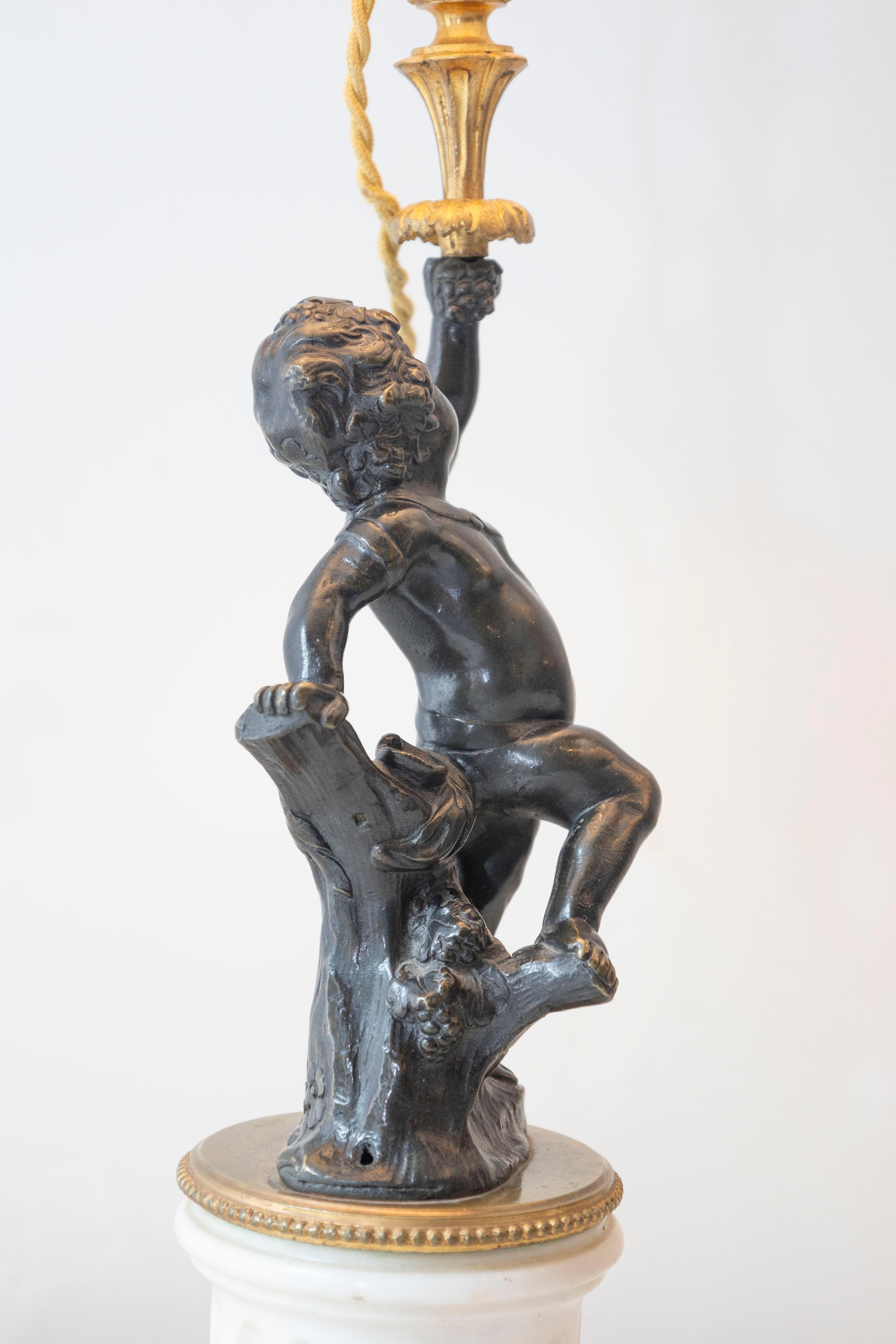 Coppia di lampade a putti in marmo e bronzo in stile neoclassico francese del XIX secolo in vendita 3