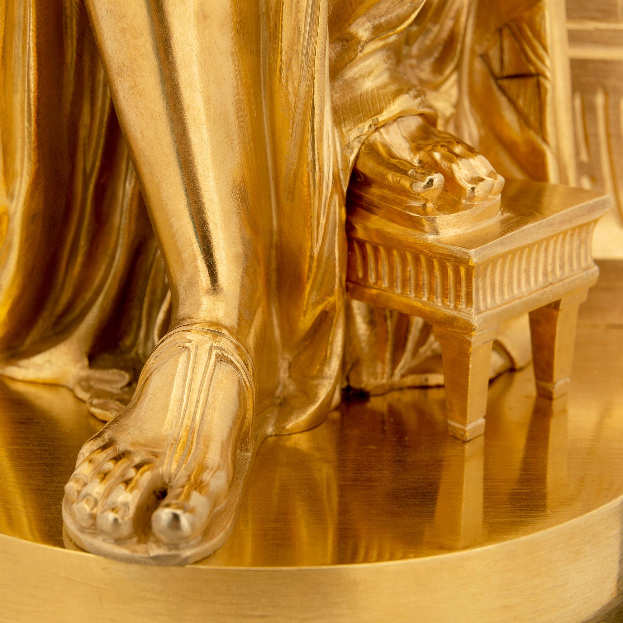 Paar französische Marmor- und Goldbronzestatuen im neoklassischen Stil des 19. Jahrhunderts im Angebot 5