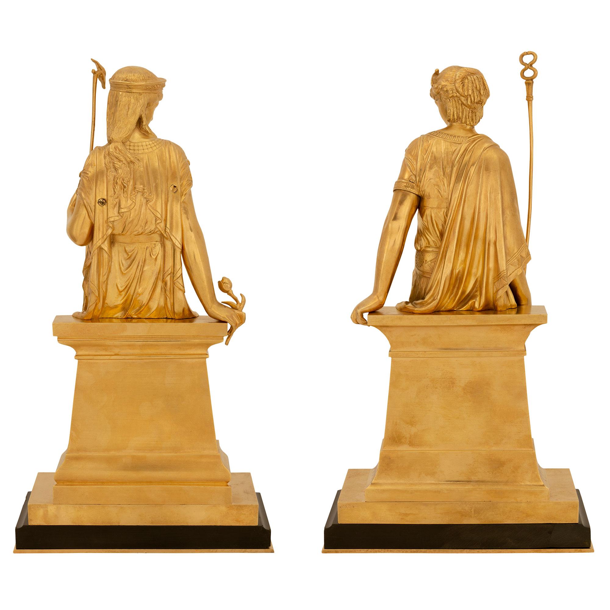 Paar französische Marmor- und Goldbronzestatuen im neoklassischen Stil des 19. Jahrhunderts (Französisch) im Angebot