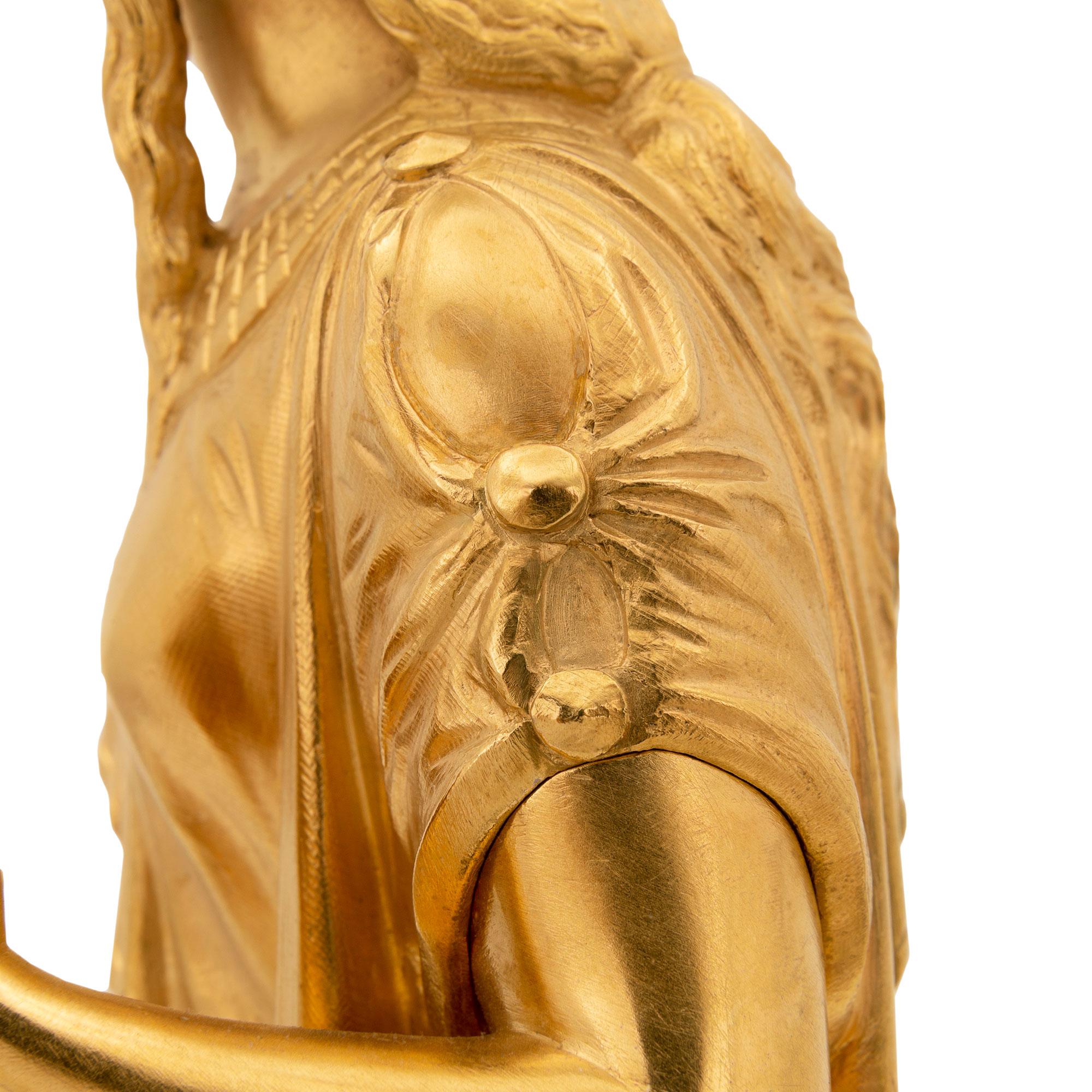 Paar französische Marmor- und Goldbronzestatuen im neoklassischen Stil des 19. Jahrhunderts im Angebot 2