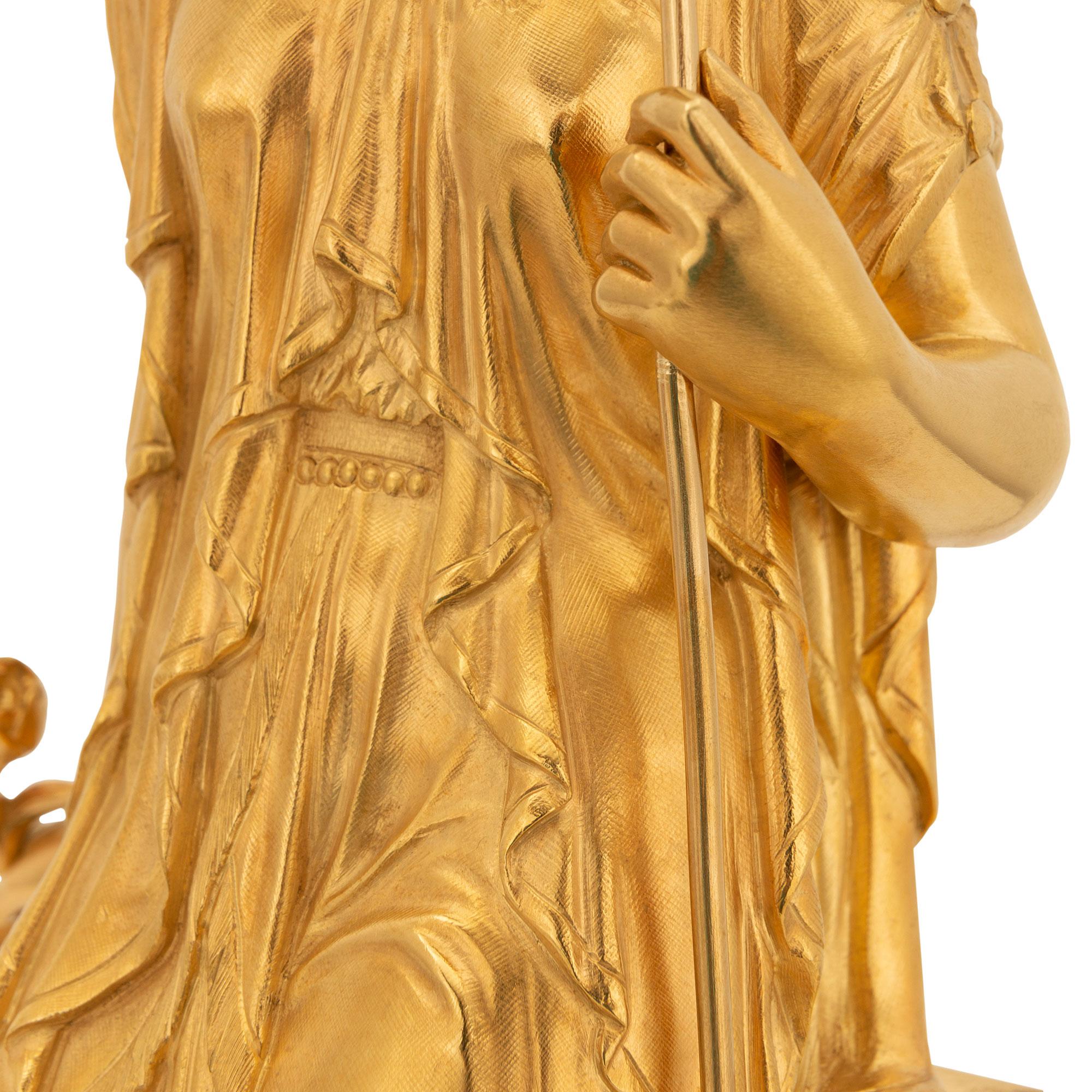 Paar französische Marmor- und Goldbronzestatuen im neoklassischen Stil des 19. Jahrhunderts im Angebot 3