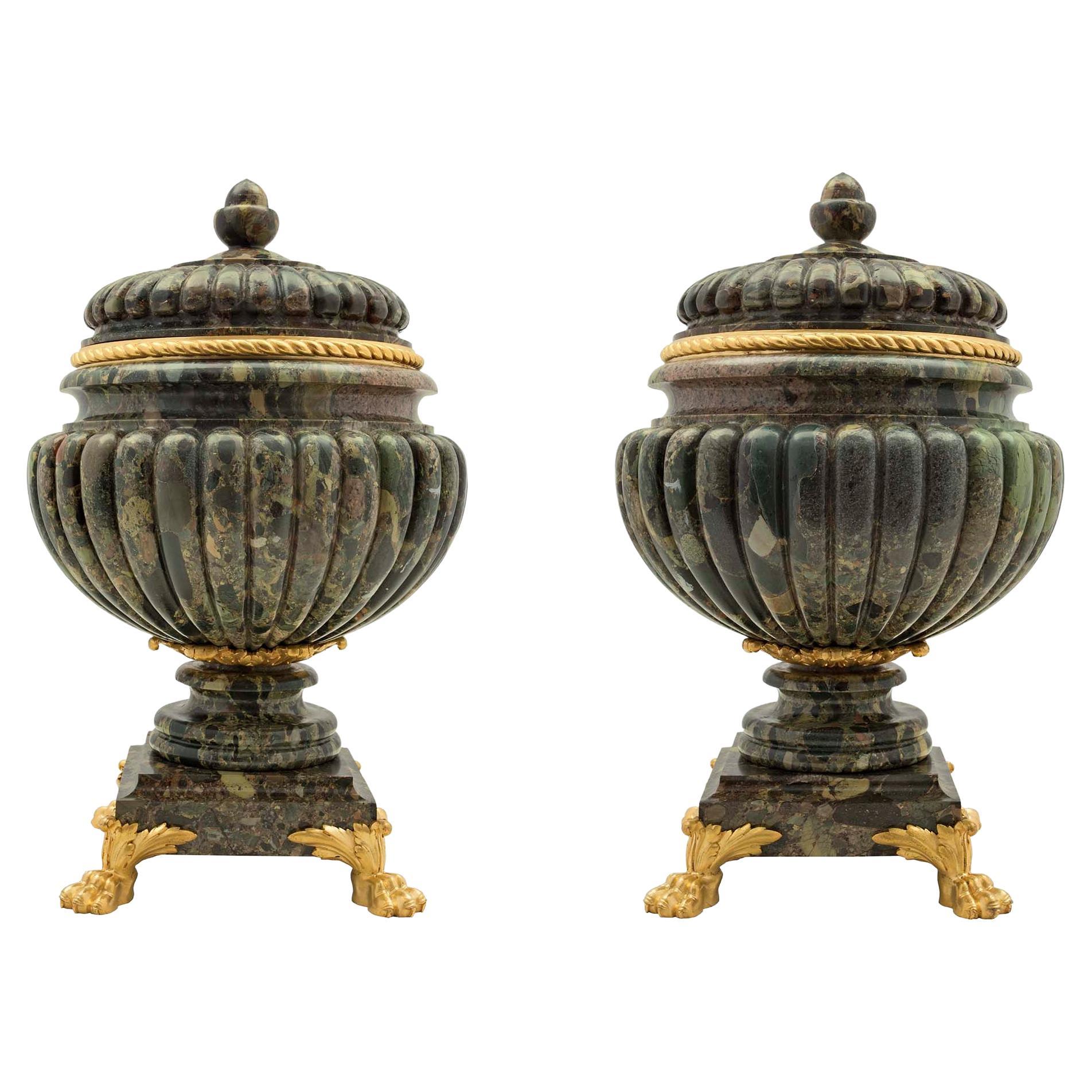 Paire d'urnes de style néoclassique français du 19ème siècle en marbre et bronze doré