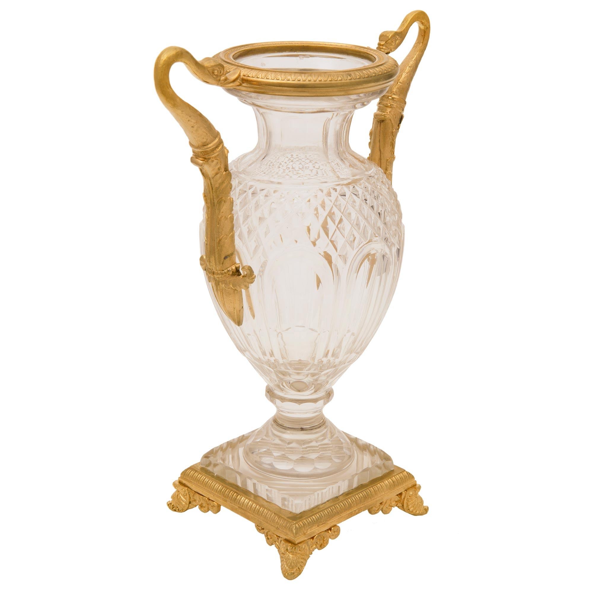 Néoclassique Paire de vases de style néoclassique français du 19ème siècle en bronze doré et cristal en vente