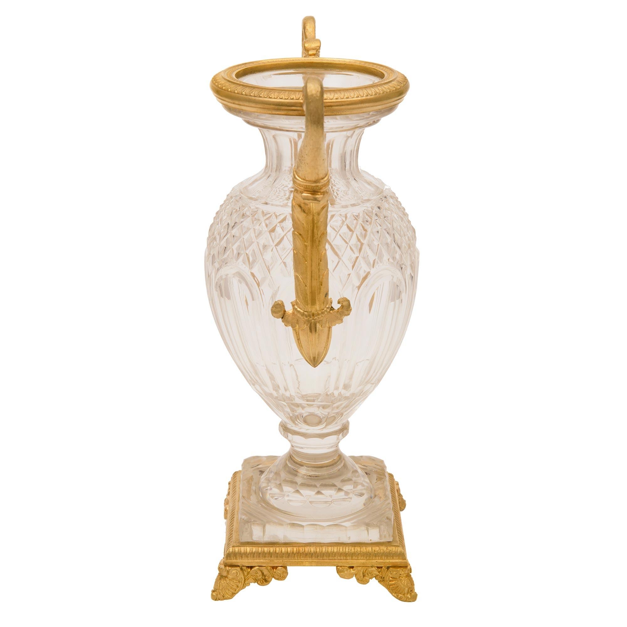 Français Paire de vases de style néoclassique français du 19ème siècle en bronze doré et cristal en vente