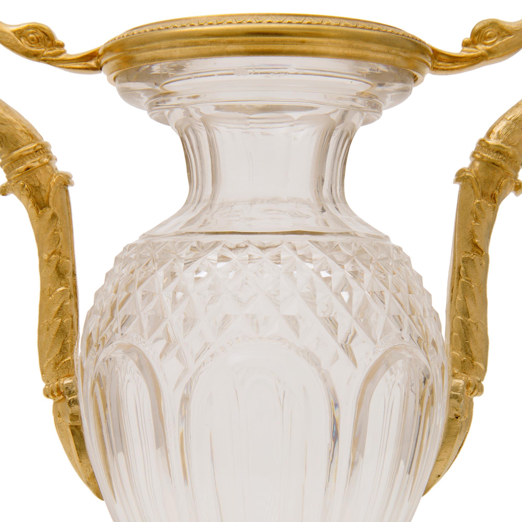 Paire de vases de style néoclassique français du 19ème siècle en bronze doré et cristal Bon état - En vente à West Palm Beach, FL
