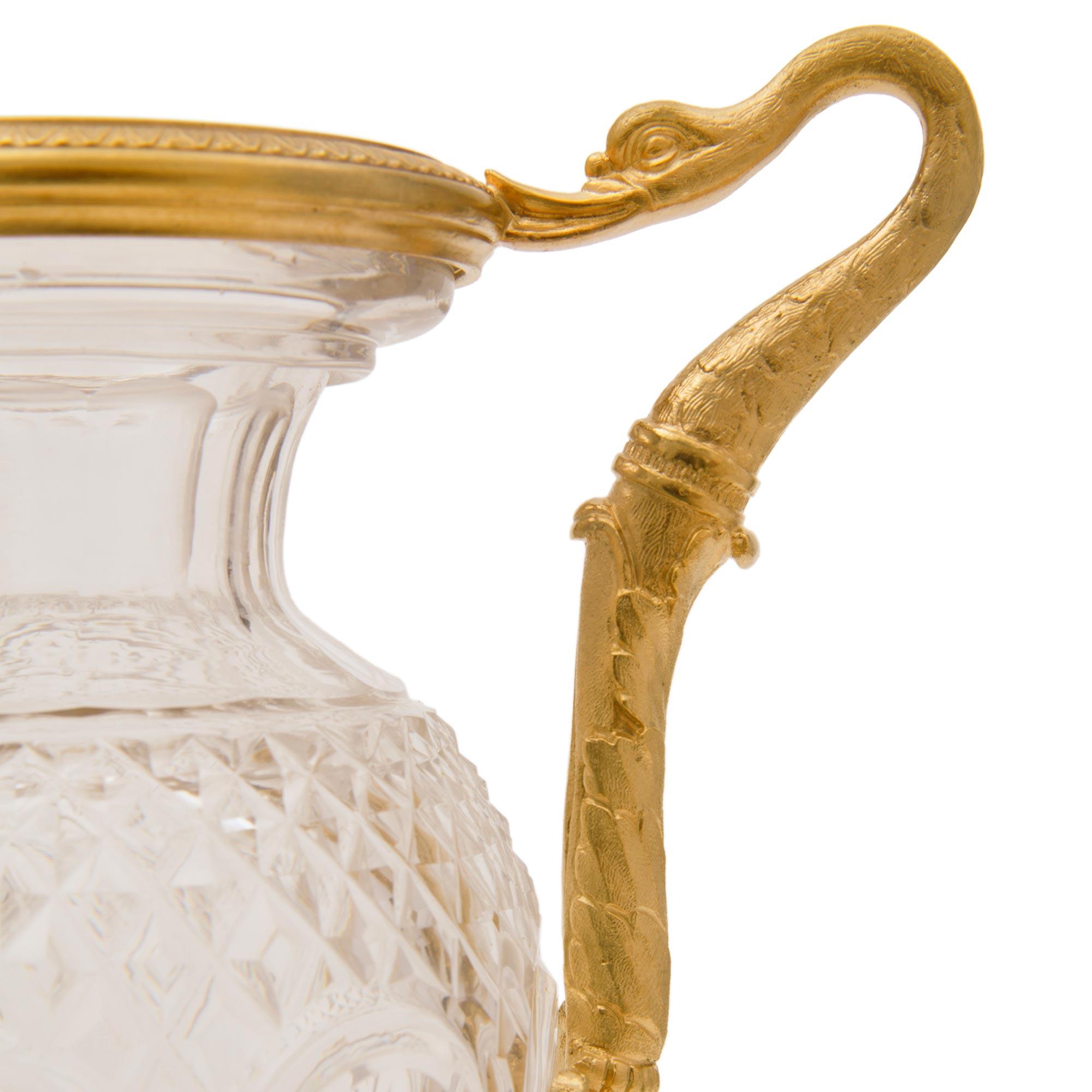 XIXe siècle Paire de vases de style néoclassique français du 19ème siècle en bronze doré et cristal en vente
