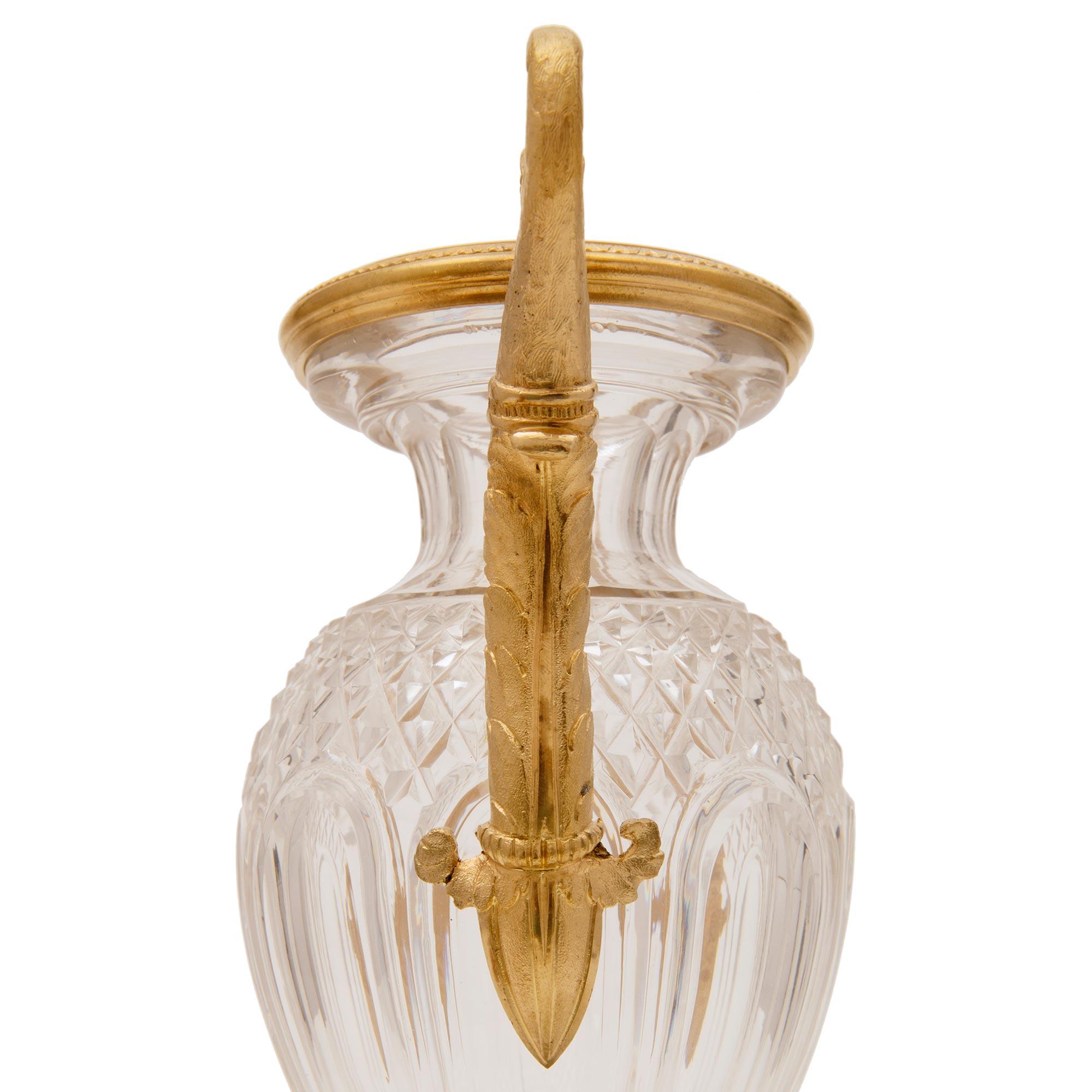 Cristal Paire de vases de style néoclassique français du 19ème siècle en bronze doré et cristal en vente