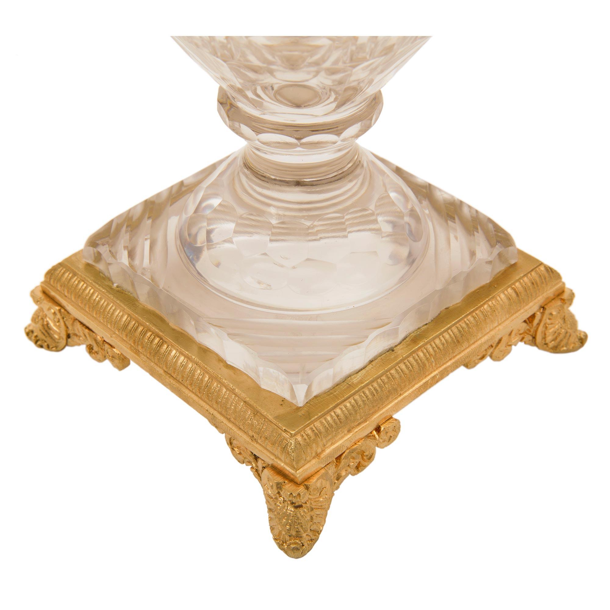 Paire de vases de style néoclassique français du 19ème siècle en bronze doré et cristal en vente 1