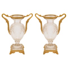 Paire de vases de style néoclassique français du 19ème siècle en bronze doré et cristal