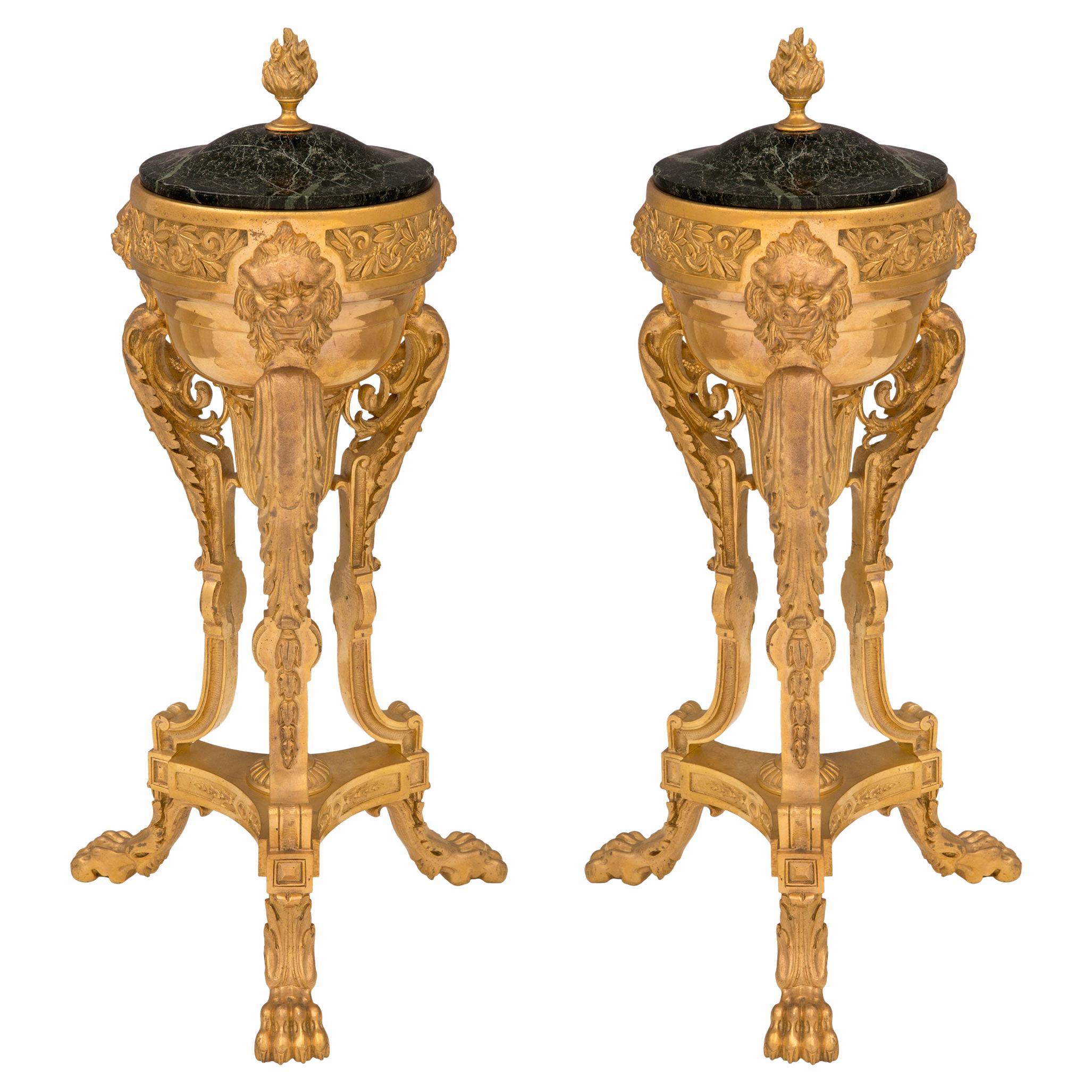 Paar französische Urnen im neoklassischen Stil des 19. Jahrhunderts aus Goldbronze und Marmor mit Deckeln