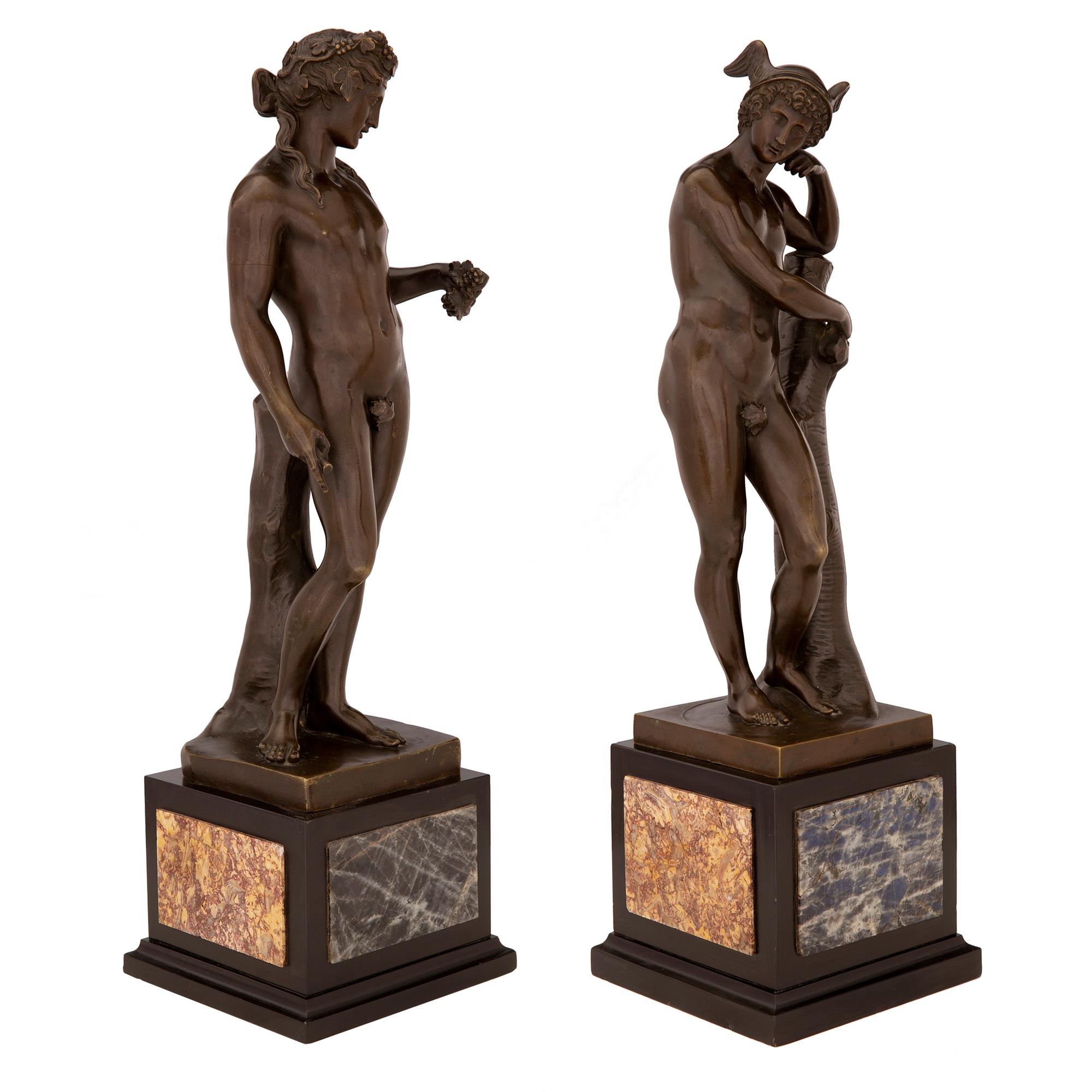 Paar französische Statues aus patinierter Bronze im neoklassischen Stil des 19. Jahrhunderts (Neoklassisch) im Angebot