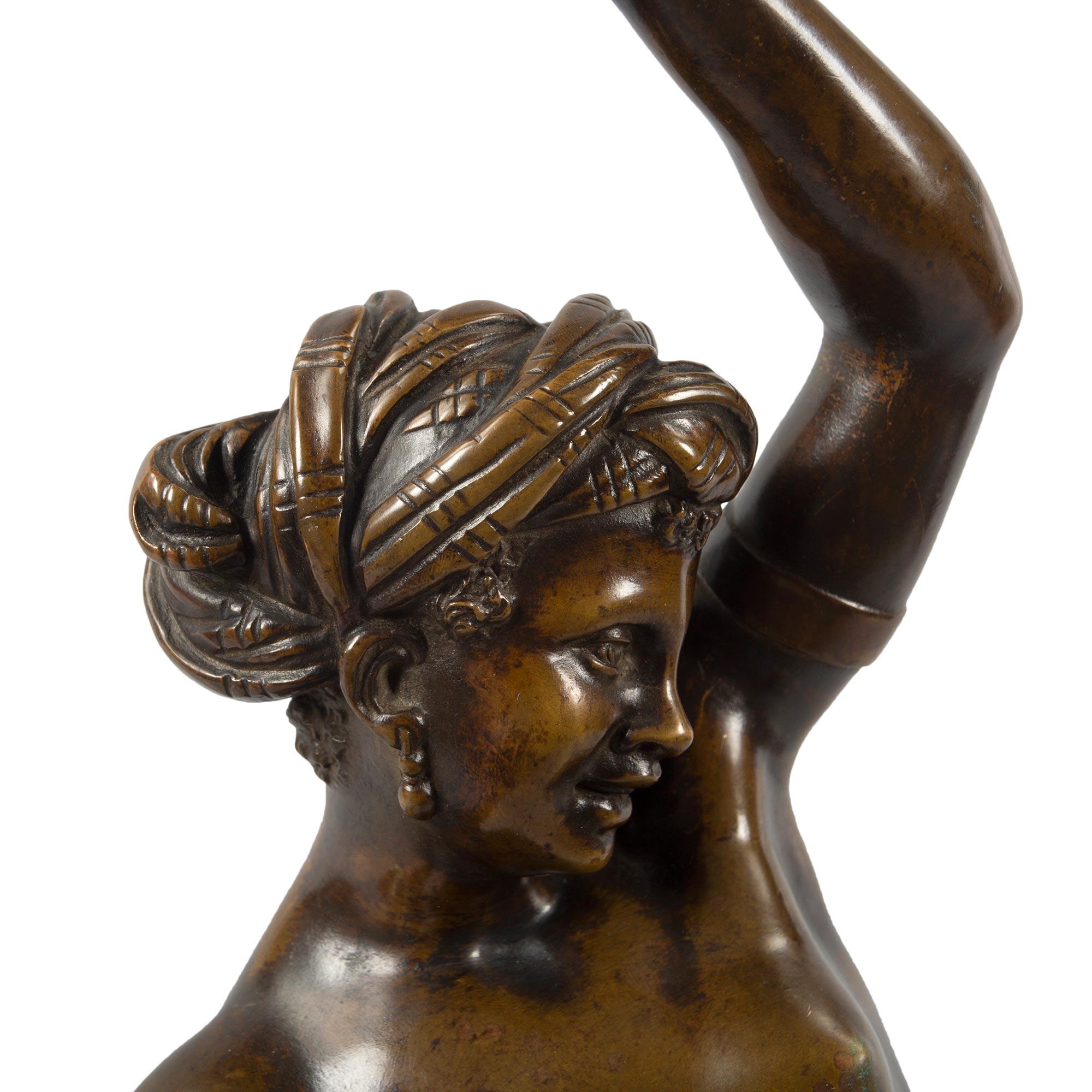 Néoclassique Paire de statues françaises en bronze patiné de style néoclassique du XIXe siècle en vente