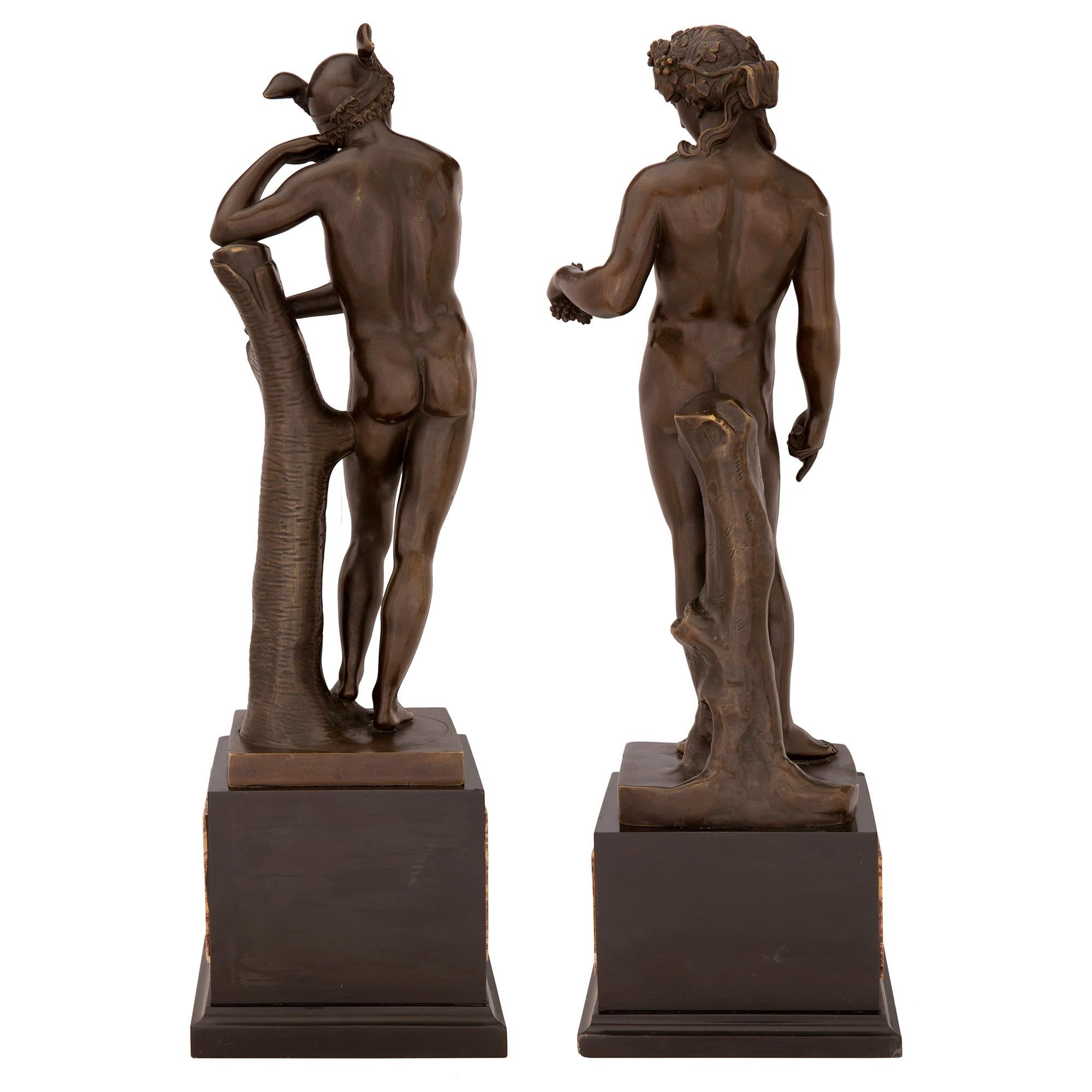 Francese Coppia di statue in bronzo patinato in stile neoclassico francese del XIX secolo in vendita