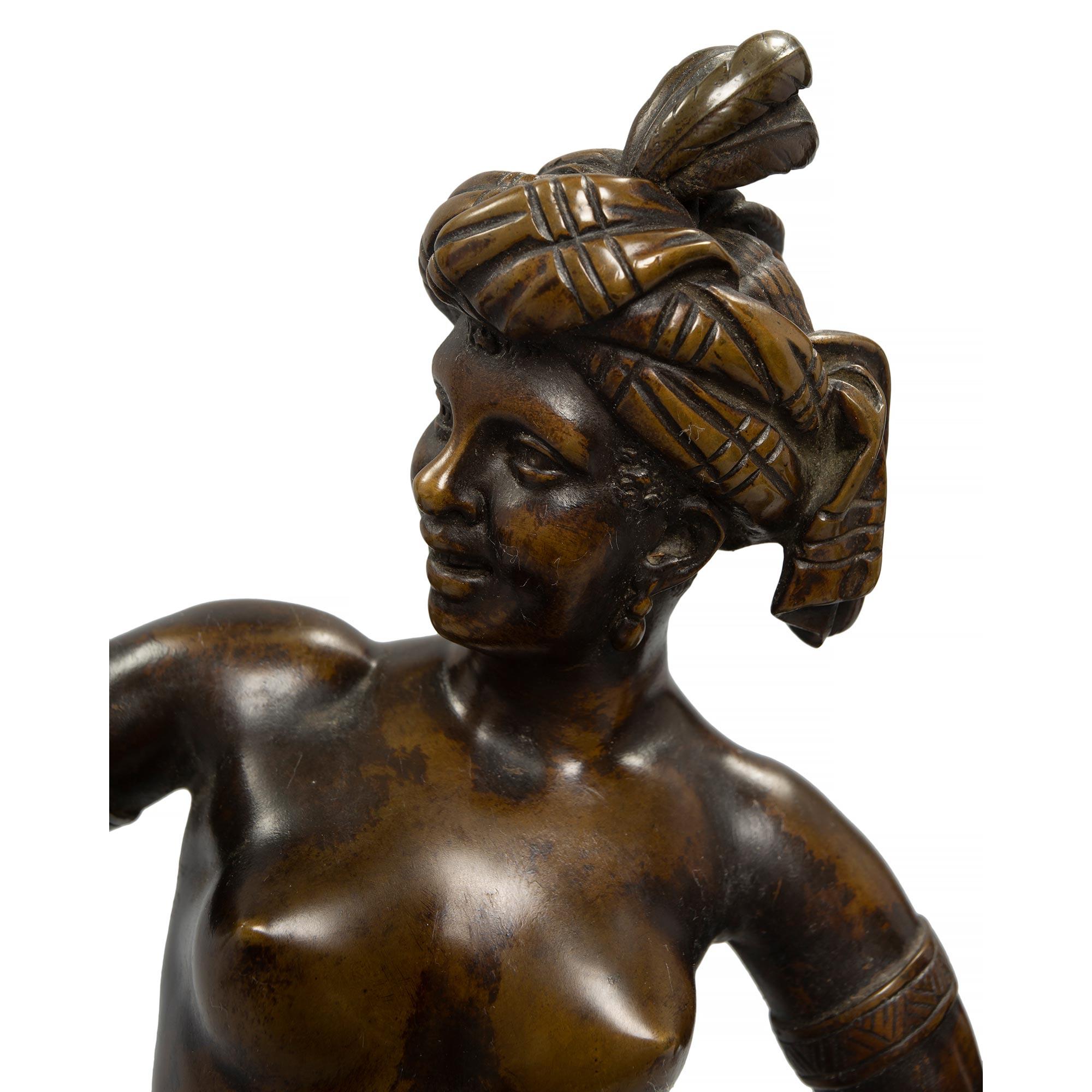 Paar französische Statues aus patinierter Bronze im neoklassischen Stil des 19. Jahrhunderts (Französisch) im Angebot