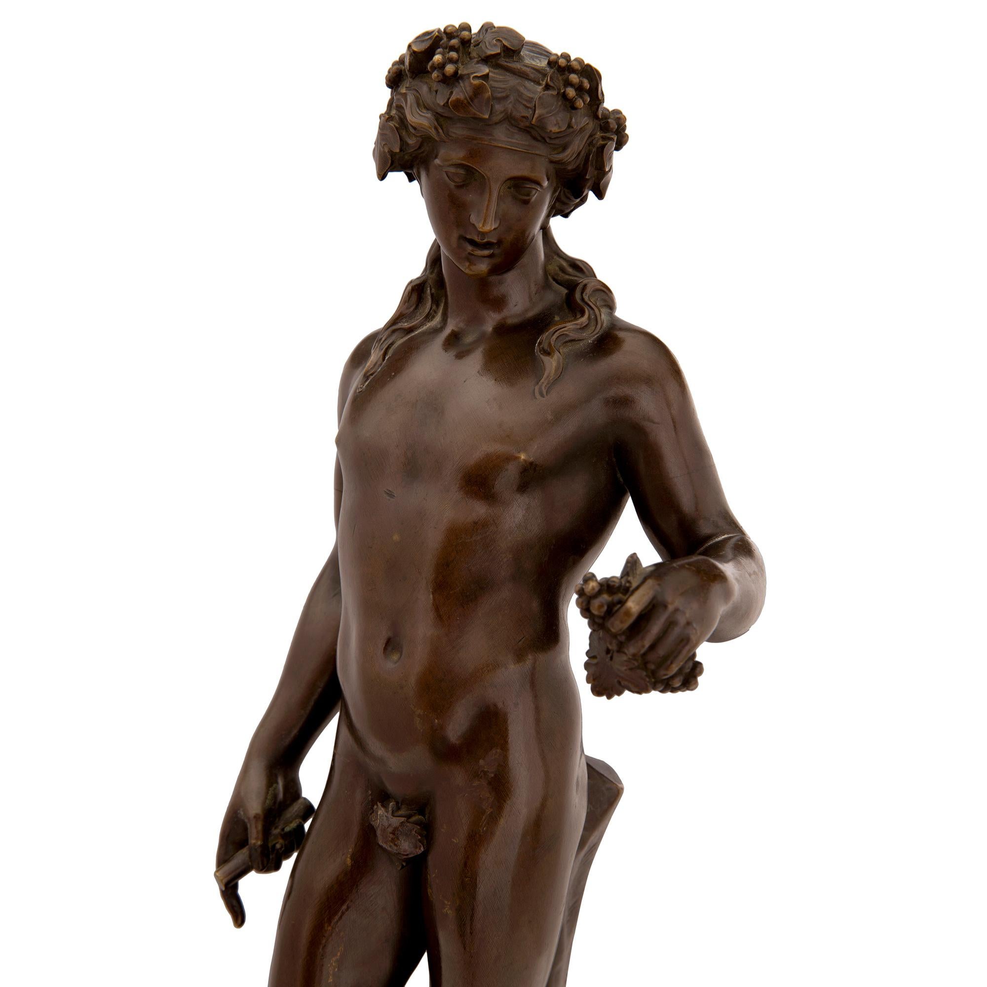Paar französische Statues aus patinierter Bronze im neoklassischen Stil des 19. Jahrhunderts (Patiniert) im Angebot